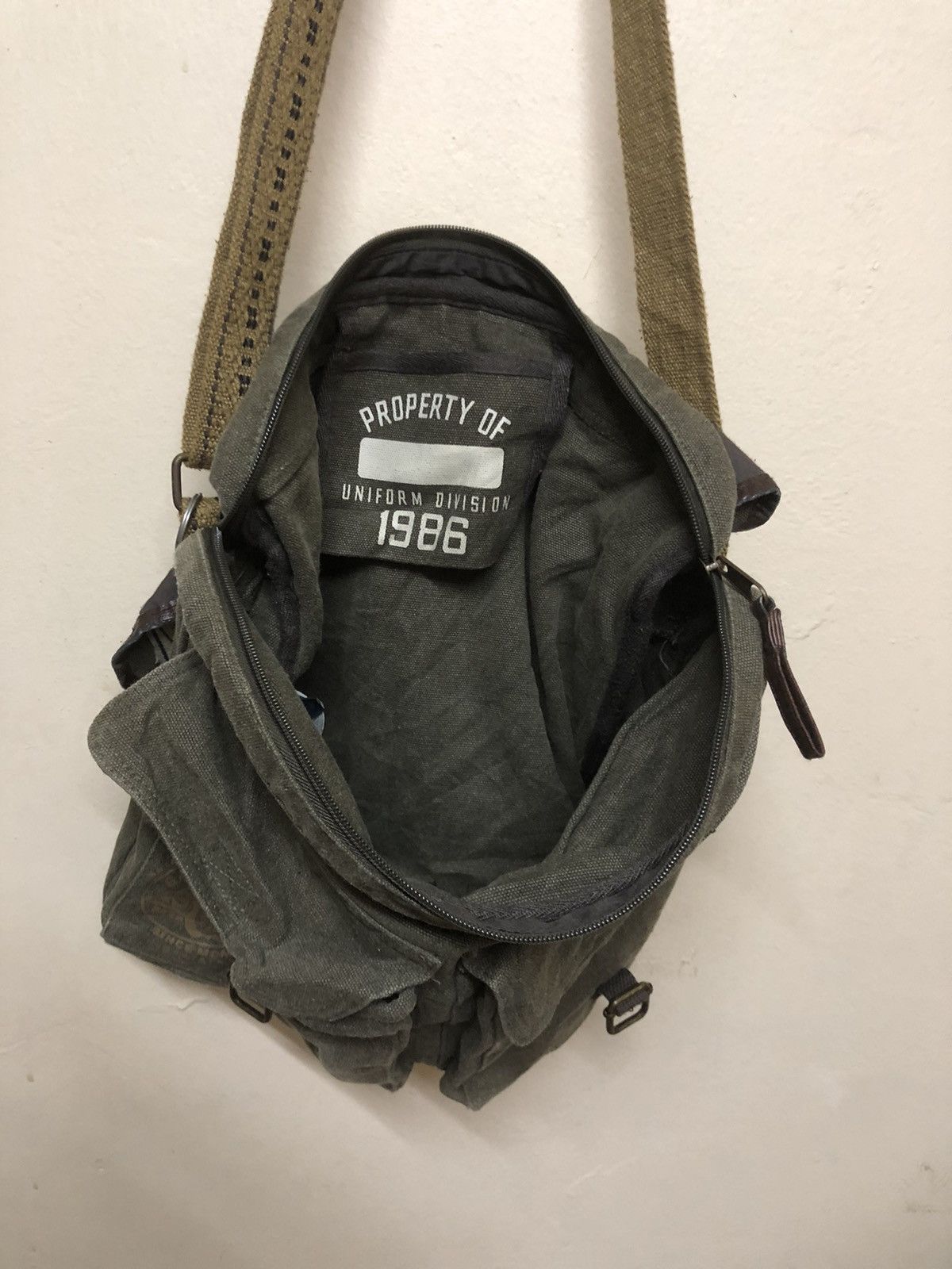 Gap × Vintage Vintage Varsity Sling Bag Khaki’s Design Size ONE SIZE - 13 Thumbnail