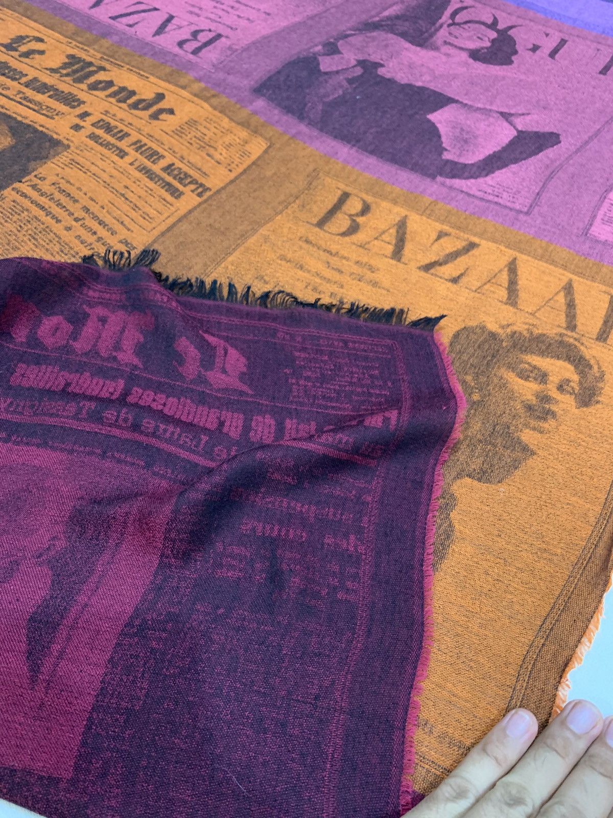 Other HARPERS BAZAAR VOGUE LE MONDE COVER PRINTING CASHMERE SCARF Size ONE SIZE - 7 Thumbnail