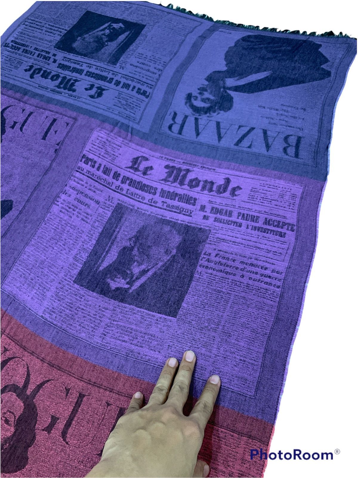 Other HARPERS BAZAAR VOGUE LE MONDE COVER PRINTING CASHMERE SCARF Size ONE SIZE - 4 Thumbnail