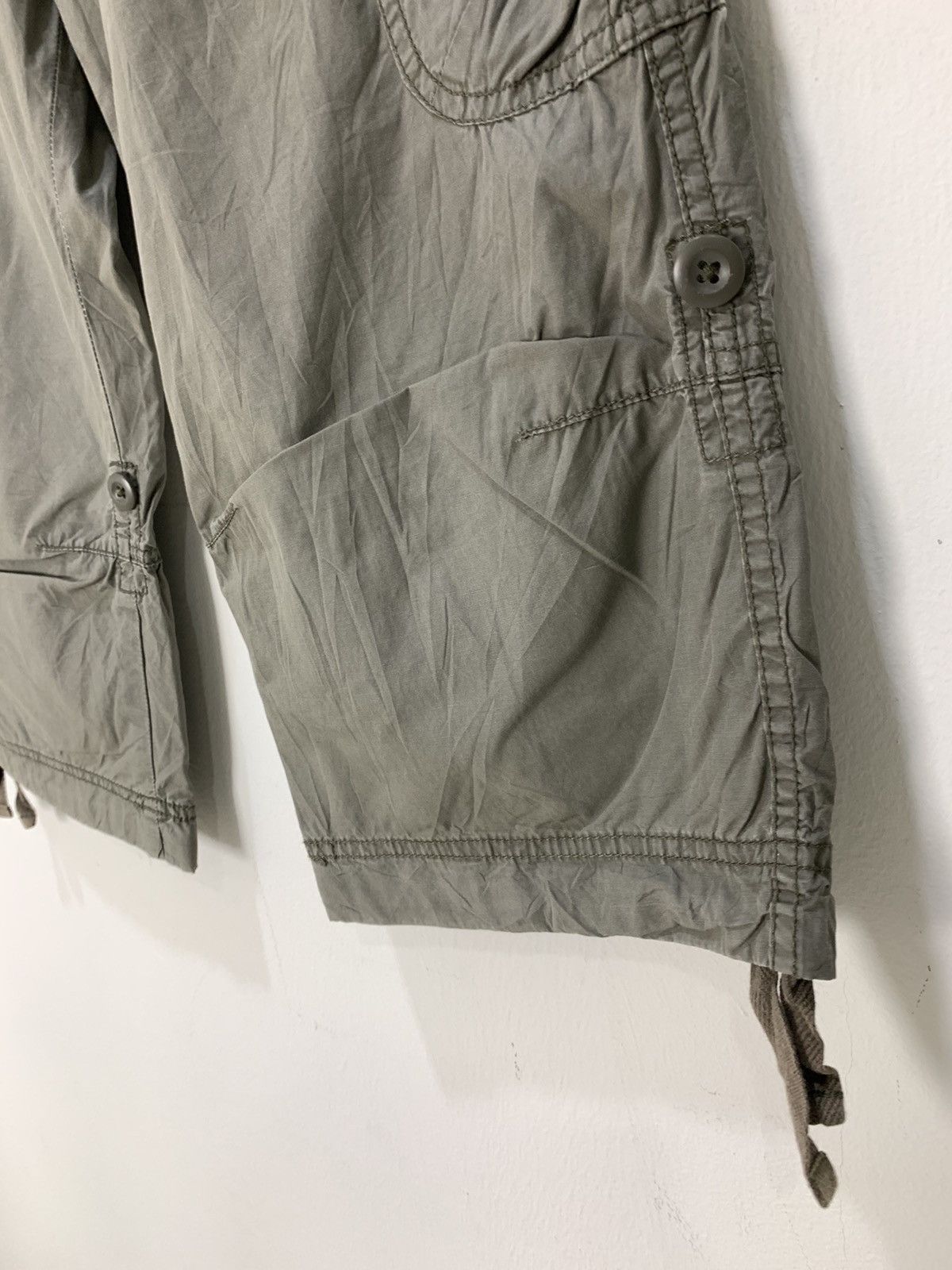 Japanese Brand × Uniqlo UNIQLO Bondage Parachute Multipocket Cargo Crop Short Pant Size US 29 - 12 Thumbnail