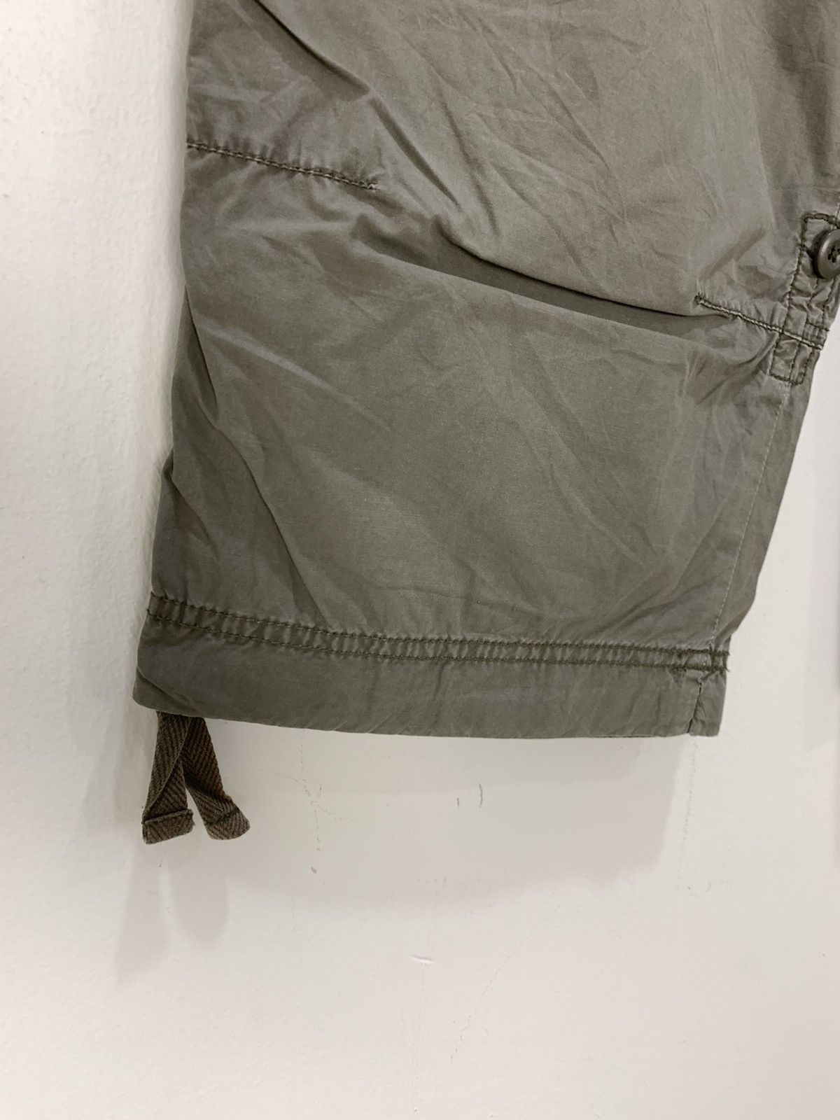 Japanese Brand × Uniqlo UNIQLO Bondage Parachute Multipocket Cargo Crop Short Pant Size US 29 - 11 Thumbnail