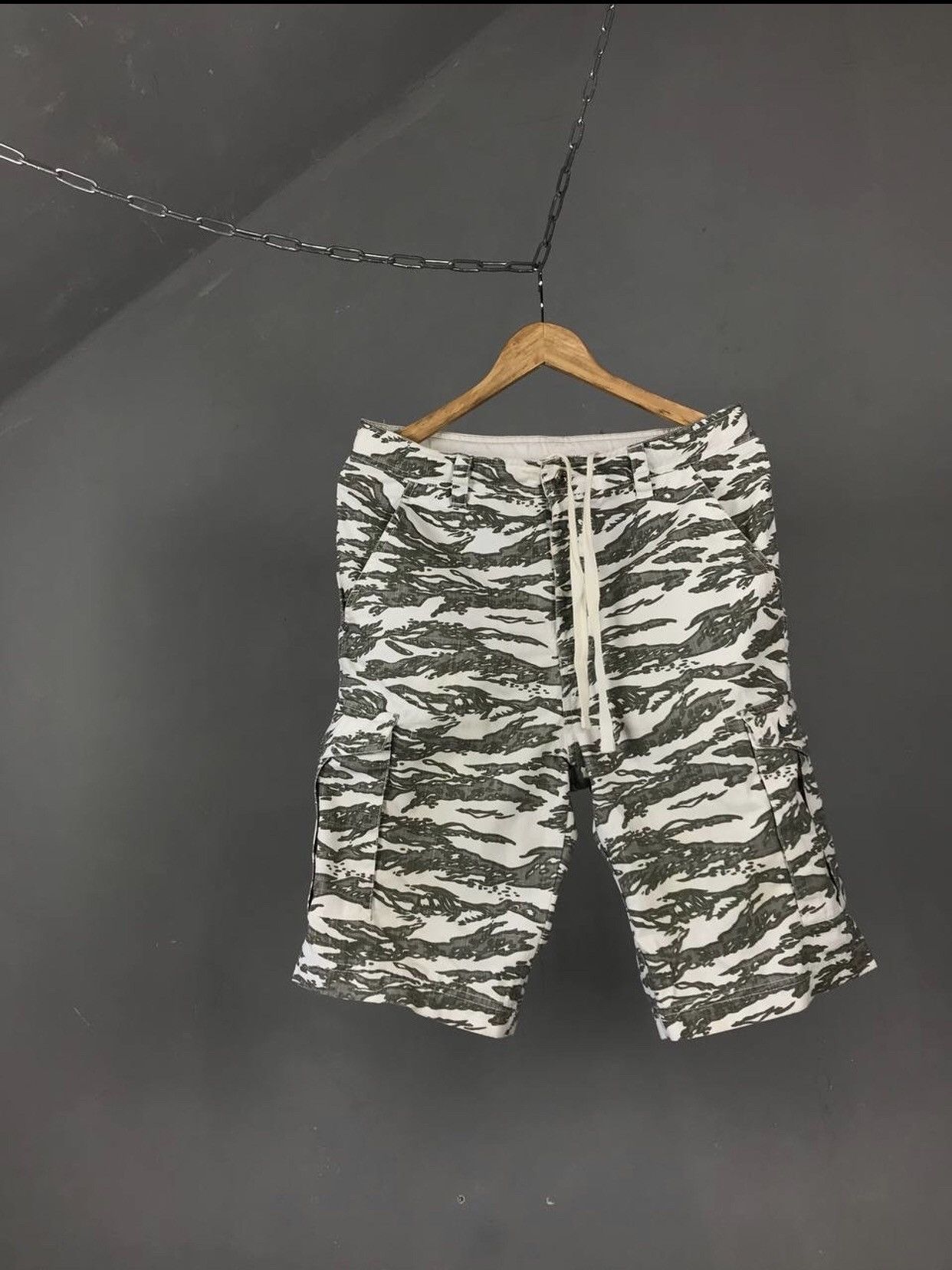 Nike Nike swoosh streetwear cargo vintage 10R shorts Size US 32 / EU 48 - 1 Thumbnail