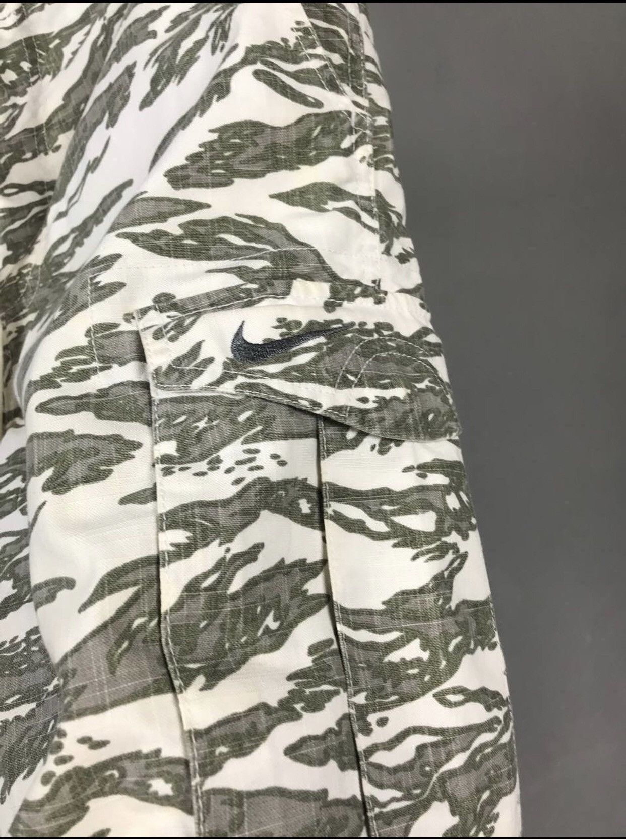 Nike Nike swoosh streetwear cargo vintage 10R shorts Size US 32 / EU 48 - 3 Thumbnail
