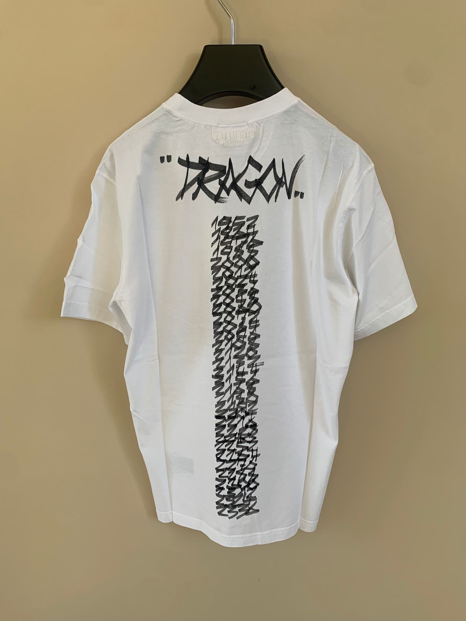 Vetements “DRAGON” Tee in White Size US XS / EU 42 / 0 - 1 Thumbnail
