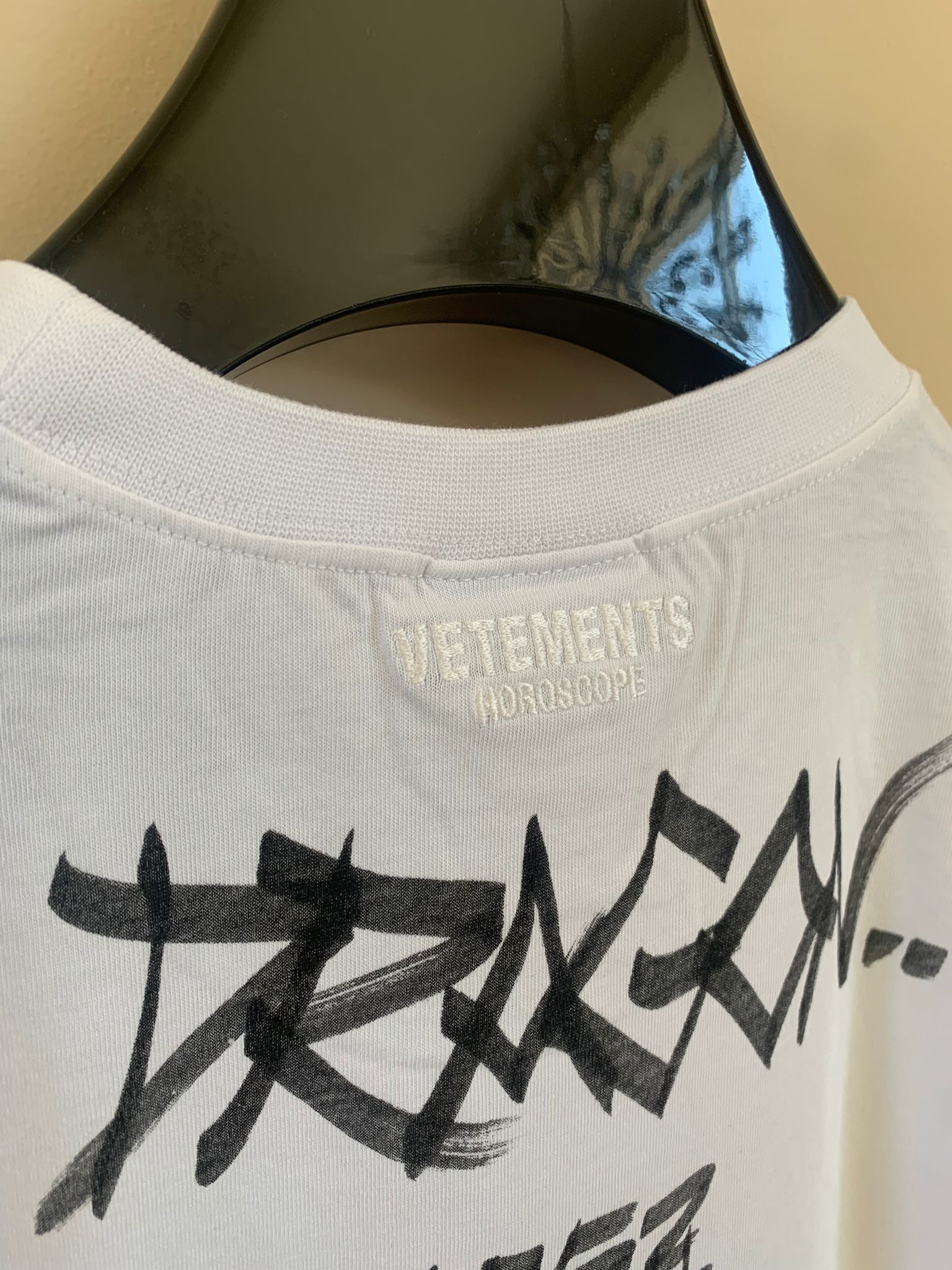 Vetements “DRAGON” Tee in White Size US XS / EU 42 / 0 - 12 Thumbnail