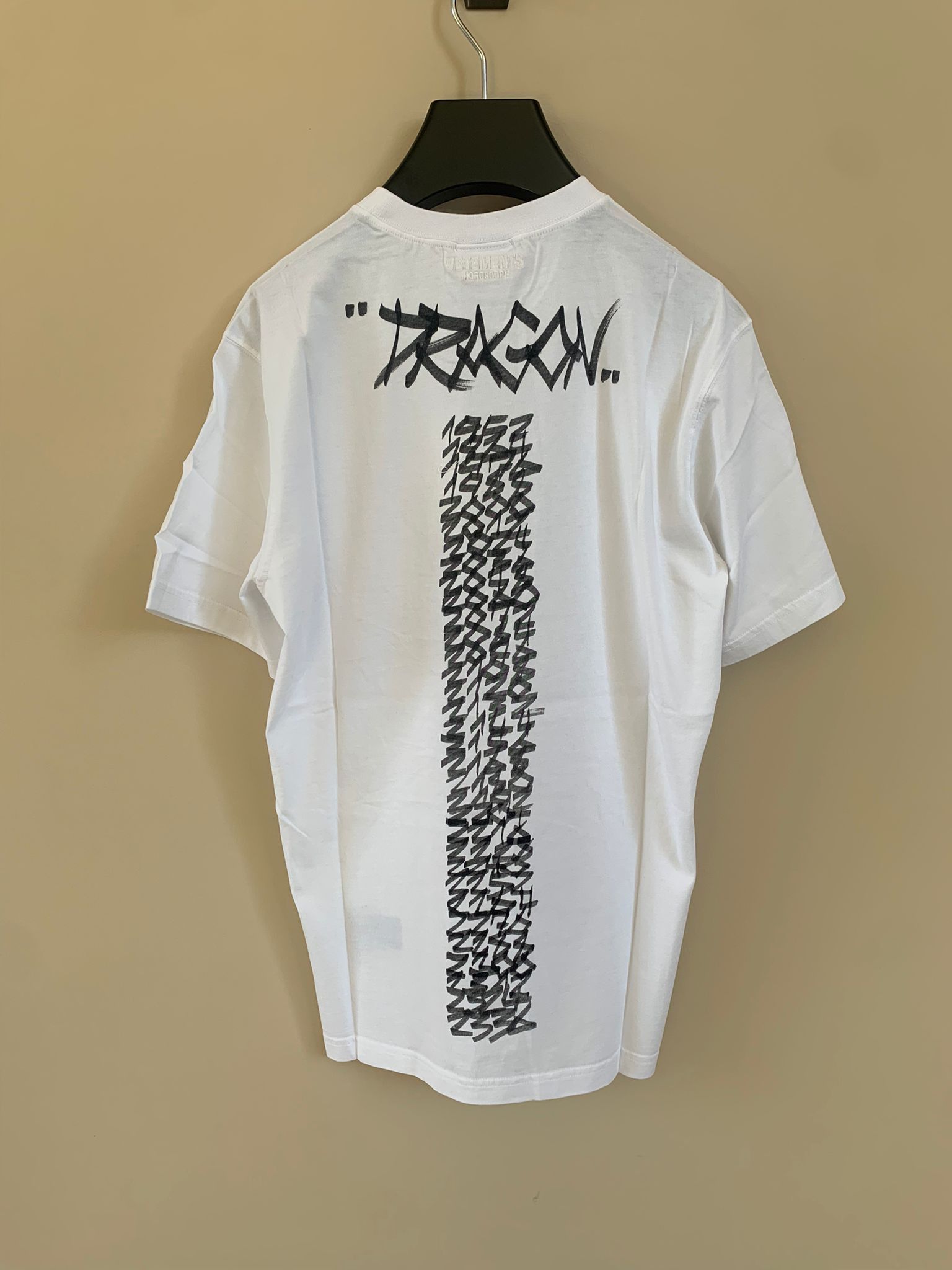 Vetements “DRAGON” Tee in White Size US XS / EU 42 / 0 - 13 Thumbnail