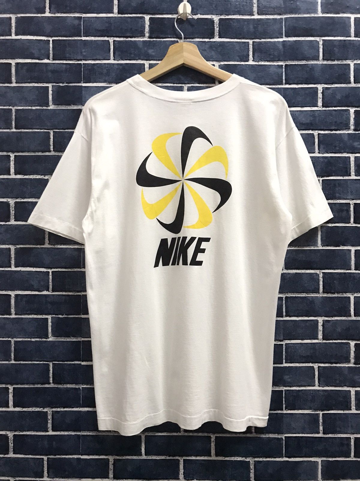 Vintage 90's Nike Pinwheel Back Hint Single Stitch Tshirt