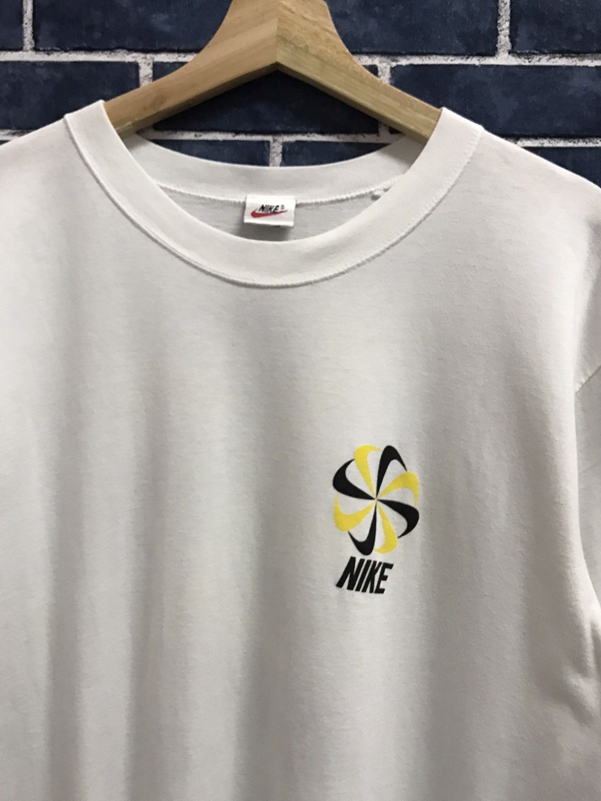 Nike × Vintage Vintage 90’s Nike Pinwheel Back Hint Single Stitch Tshirt Size US M / EU 48-50 / 2 - 7 Thumbnail