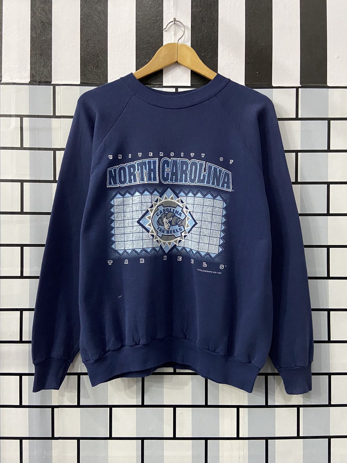 Vintage Vintage 90s University North Carolina Tar Heels Sweatshirt Size US L / EU 52-54 / 3 - 1 Thumbnail