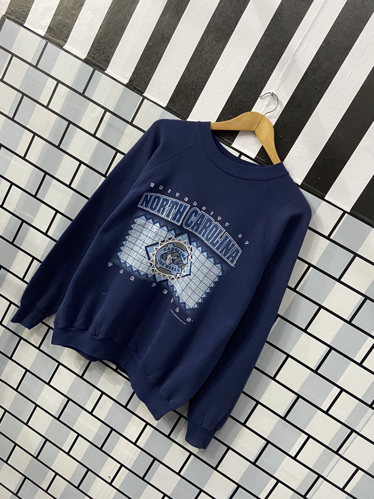 Vintage Vintage 90s University North Carolina Tar Heels Sweatshirt Size US L / EU 52-54 / 3 - 3 Thumbnail