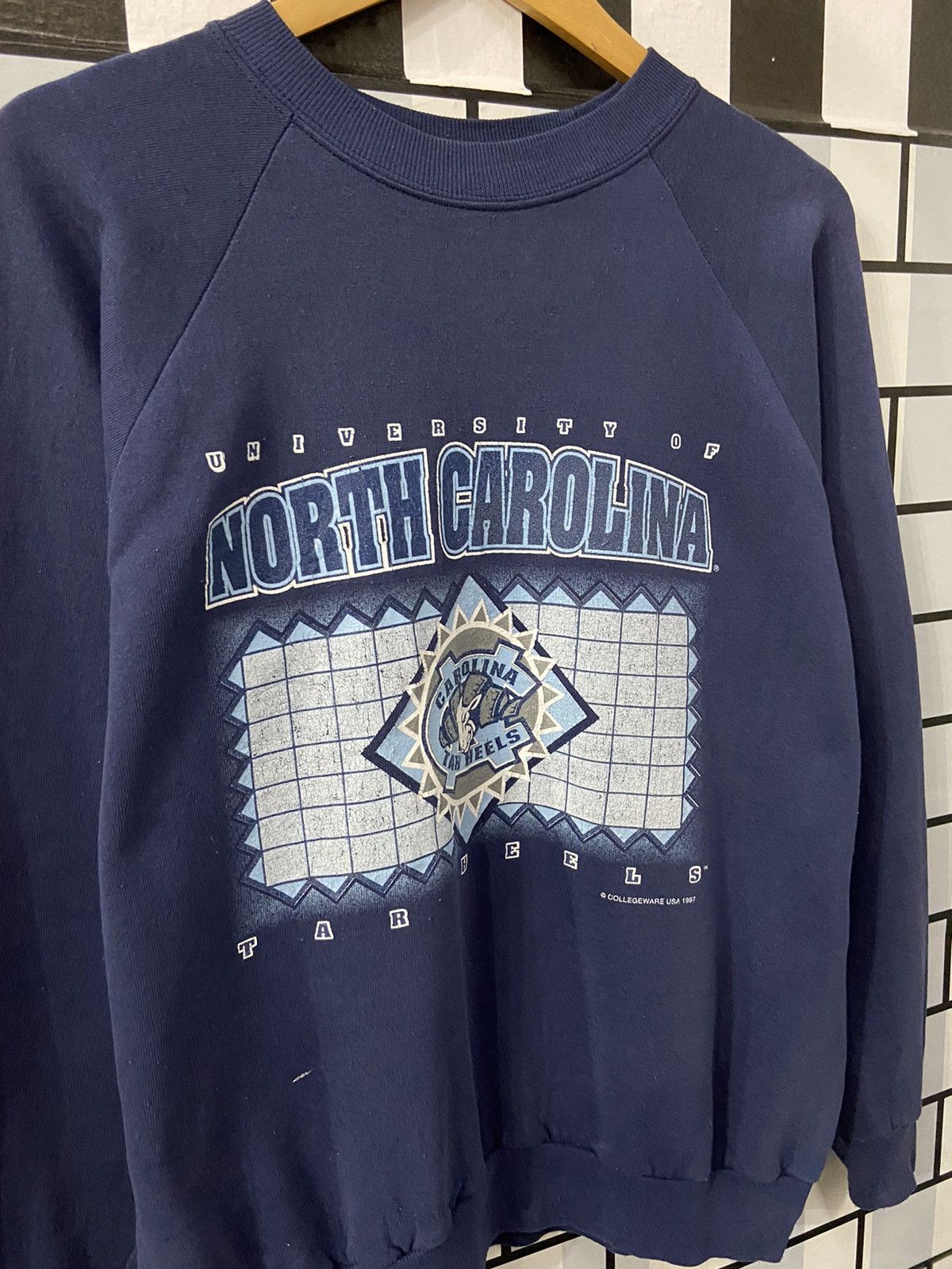 Vintage Vintage 90s University North Carolina Tar Heels Sweatshirt Size US L / EU 52-54 / 3 - 5 Thumbnail