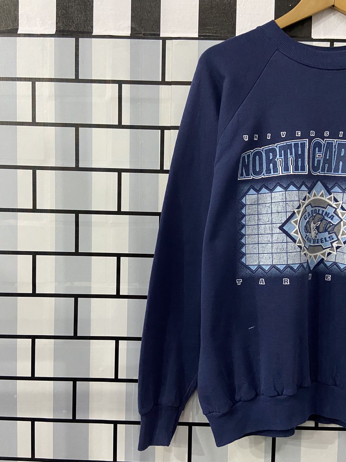 Vintage Vintage 90s University North Carolina Tar Heels Sweatshirt Size US L / EU 52-54 / 3 - 10 Thumbnail