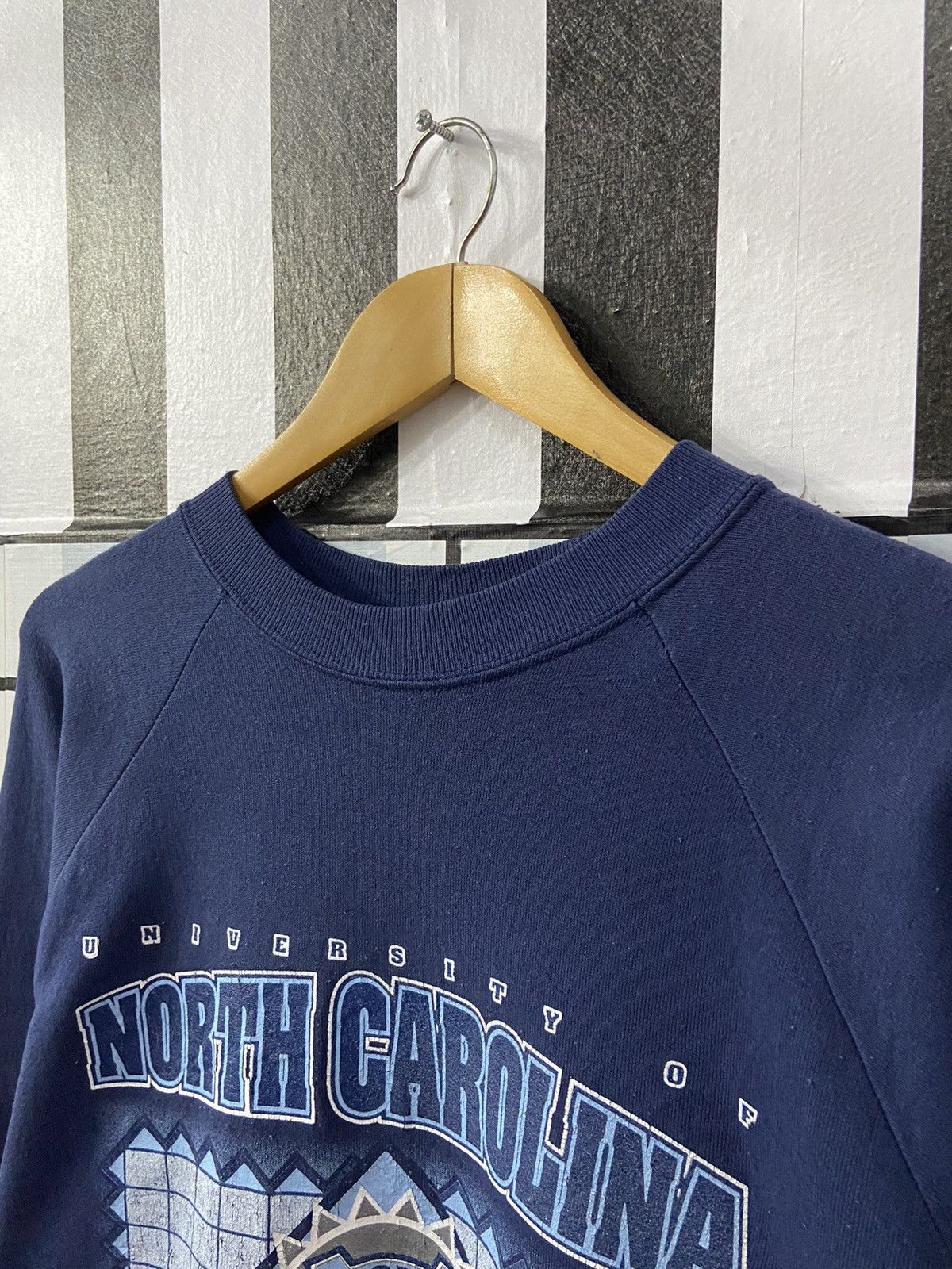 Vintage Vintage 90s University North Carolina Tar Heels Sweatshirt Size US L / EU 52-54 / 3 - 13 Thumbnail