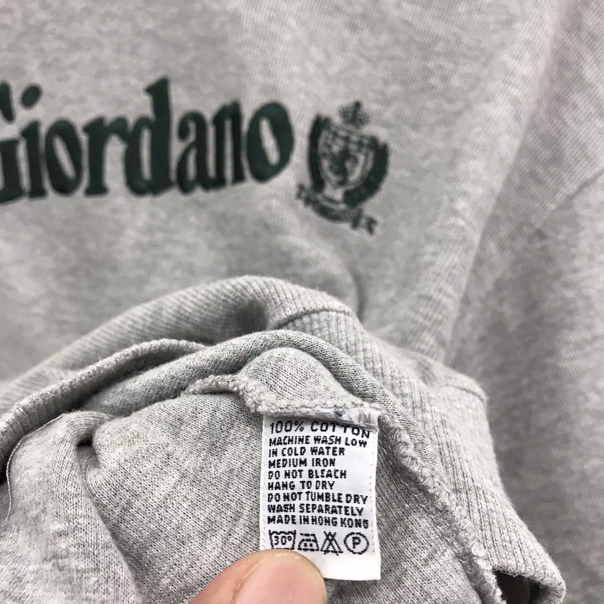 Giordano × Japanese Brand × Vintage Vintage Giordano Sweatshirt Vneck Biglogo Spellout Size US M / EU 48-50 / 2 - 7 Thumbnail