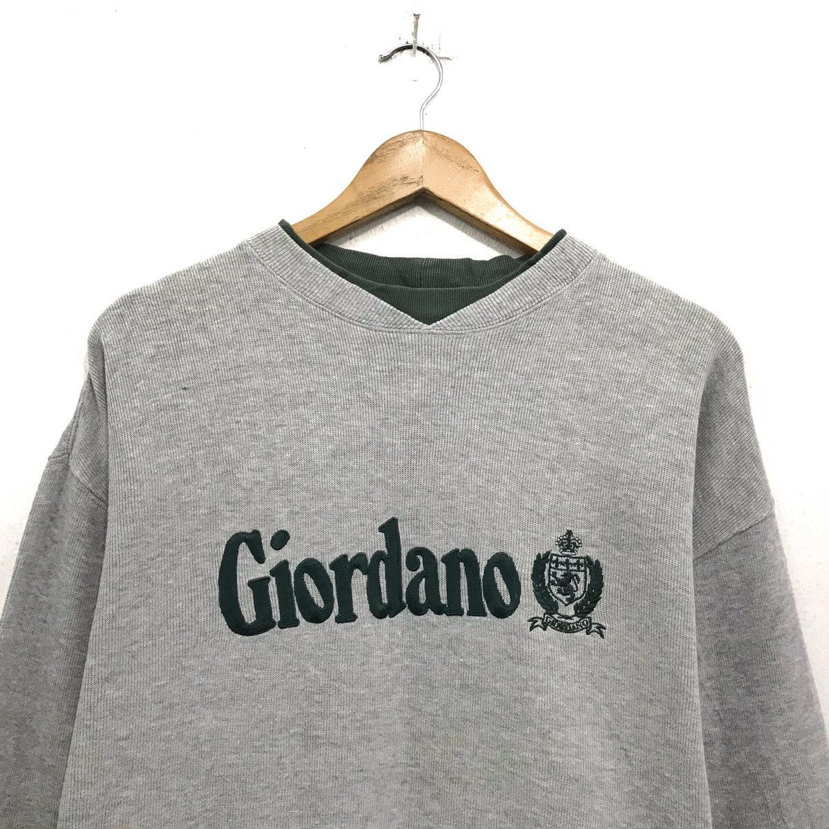 Giordano × Japanese Brand × Vintage Vintage Giordano Sweatshirt Vneck Biglogo Spellout Size US M / EU 48-50 / 2 - 3 Thumbnail
