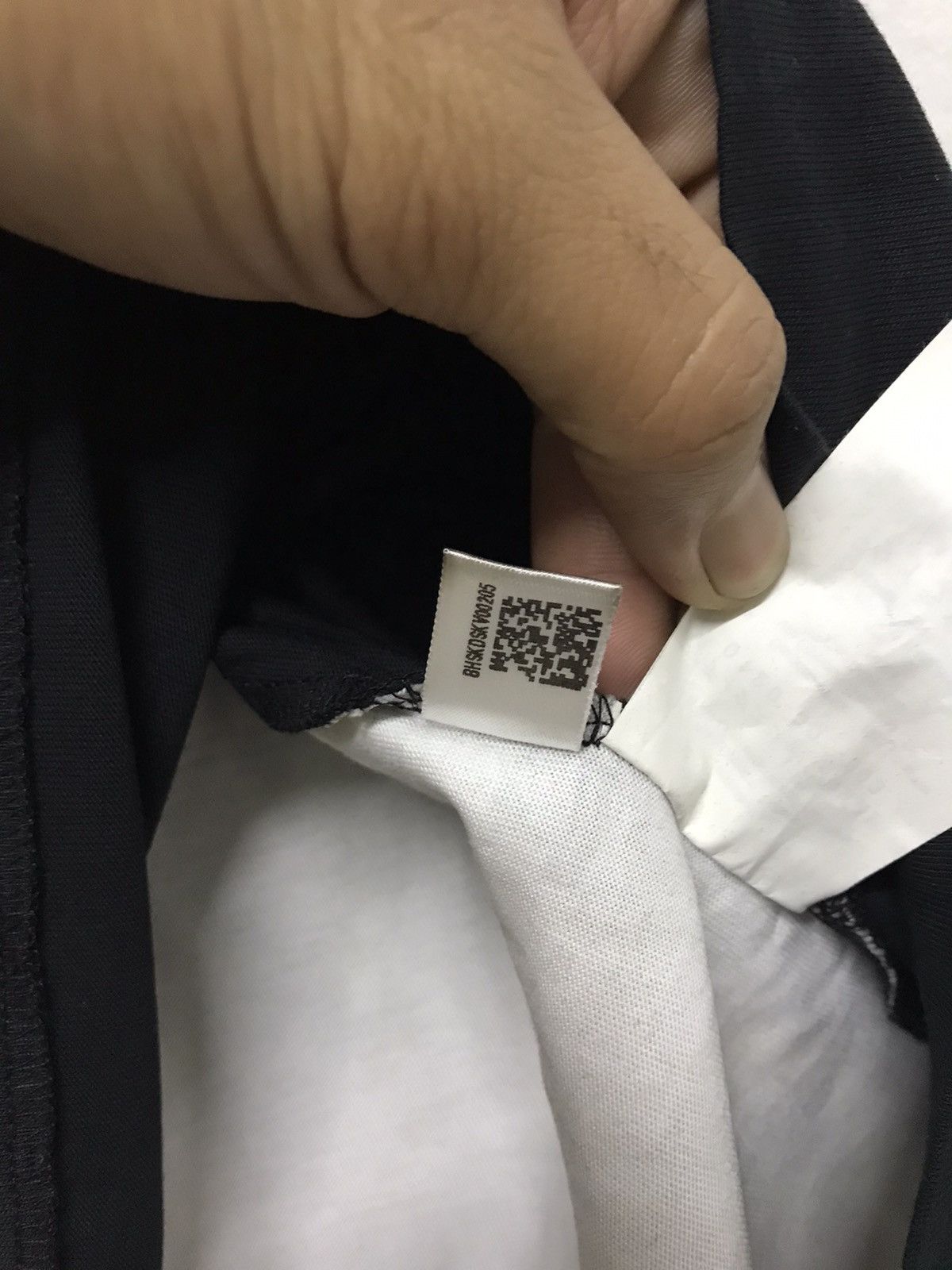 Yohji Yamamoto 🥷🏿 Adidas Y3 by Yohji Yamamoto V Neck T-Shirt Size US L / EU 52-54 / 3 - 11 Thumbnail