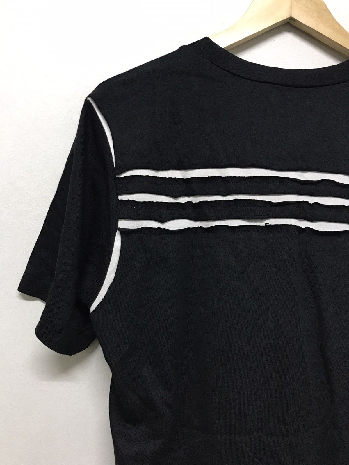 Yohji Yamamoto 🥷🏿 Adidas Y3 by Yohji Yamamoto V Neck T-Shirt Size US L / EU 52-54 / 3 - 5 Thumbnail