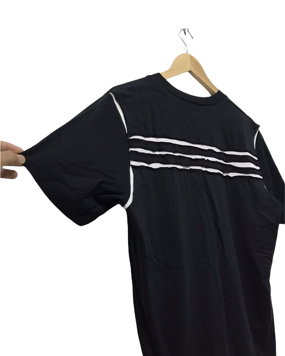 Yohji Yamamoto 🥷🏿 Adidas Y3 by Yohji Yamamoto V Neck T-Shirt Size US L / EU 52-54 / 3 - 4 Thumbnail