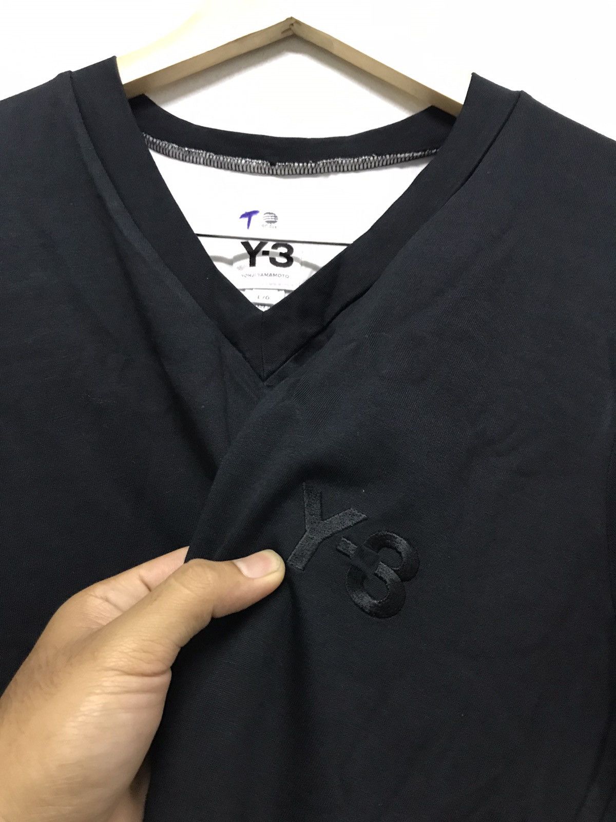 Yohji Yamamoto 🥷🏿 Adidas Y3 by Yohji Yamamoto V Neck T-Shirt Size US L / EU 52-54 / 3 - 7 Thumbnail