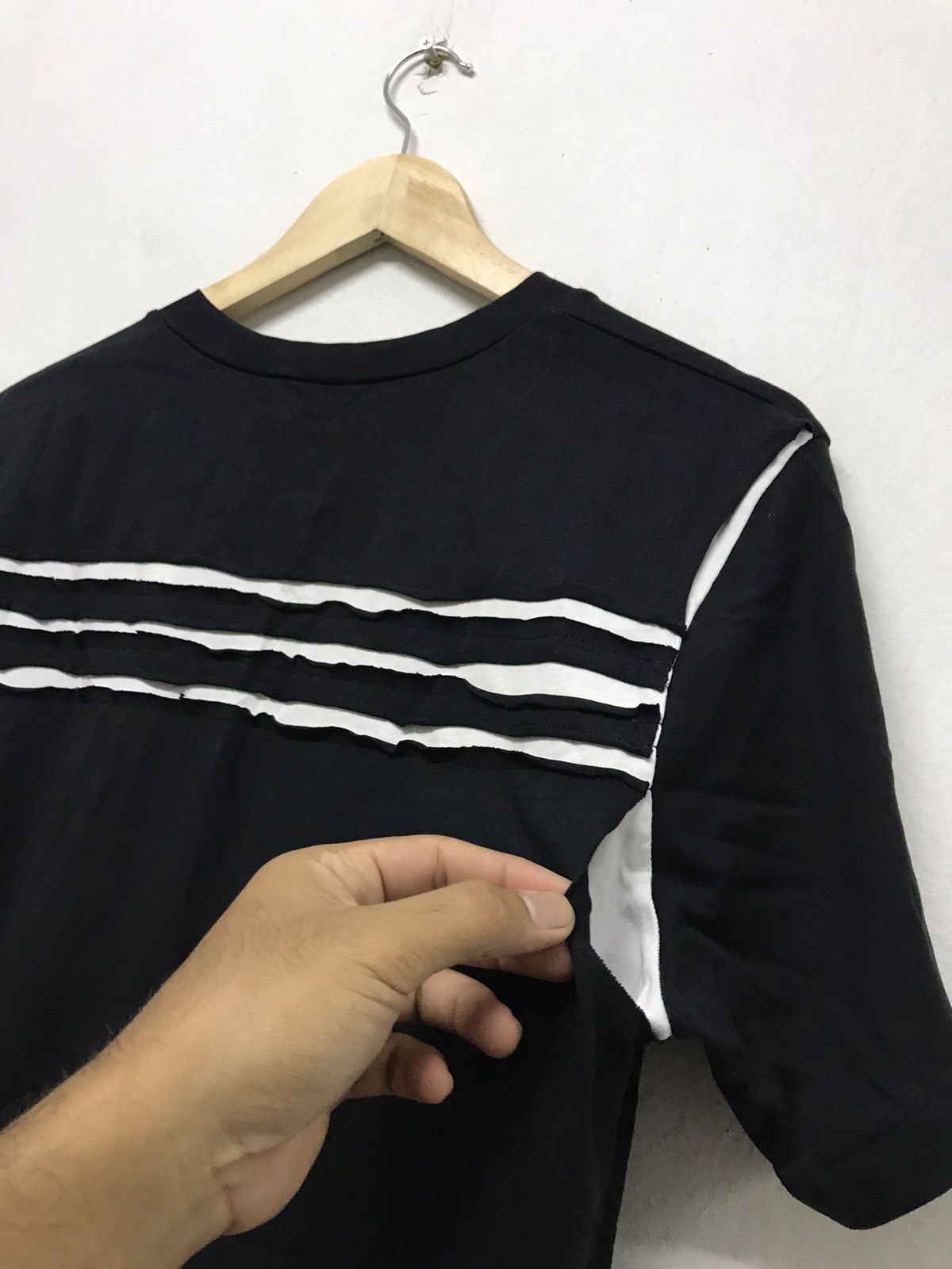 Yohji Yamamoto 🥷🏿 Adidas Y3 by Yohji Yamamoto V Neck T-Shirt Size US L / EU 52-54 / 3 - 6 Thumbnail
