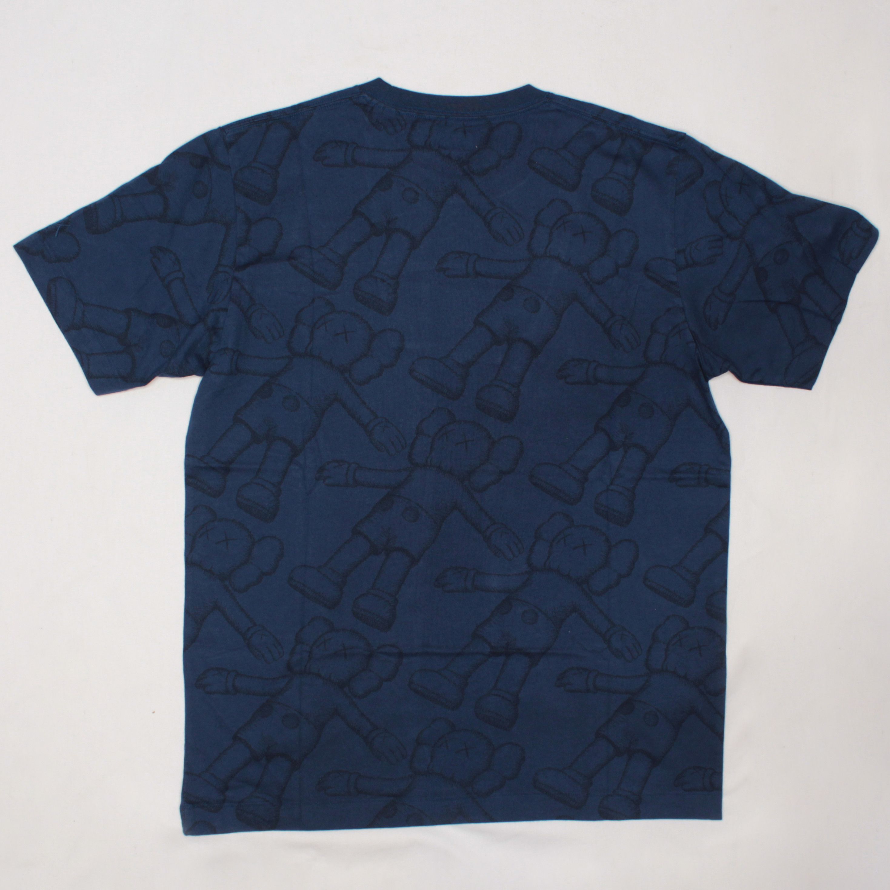 Kaws × Uniqlo Kaws Uniqlo all over holiday print tee Size US M / EU 48-50 / 2 - 2 Thumbnail