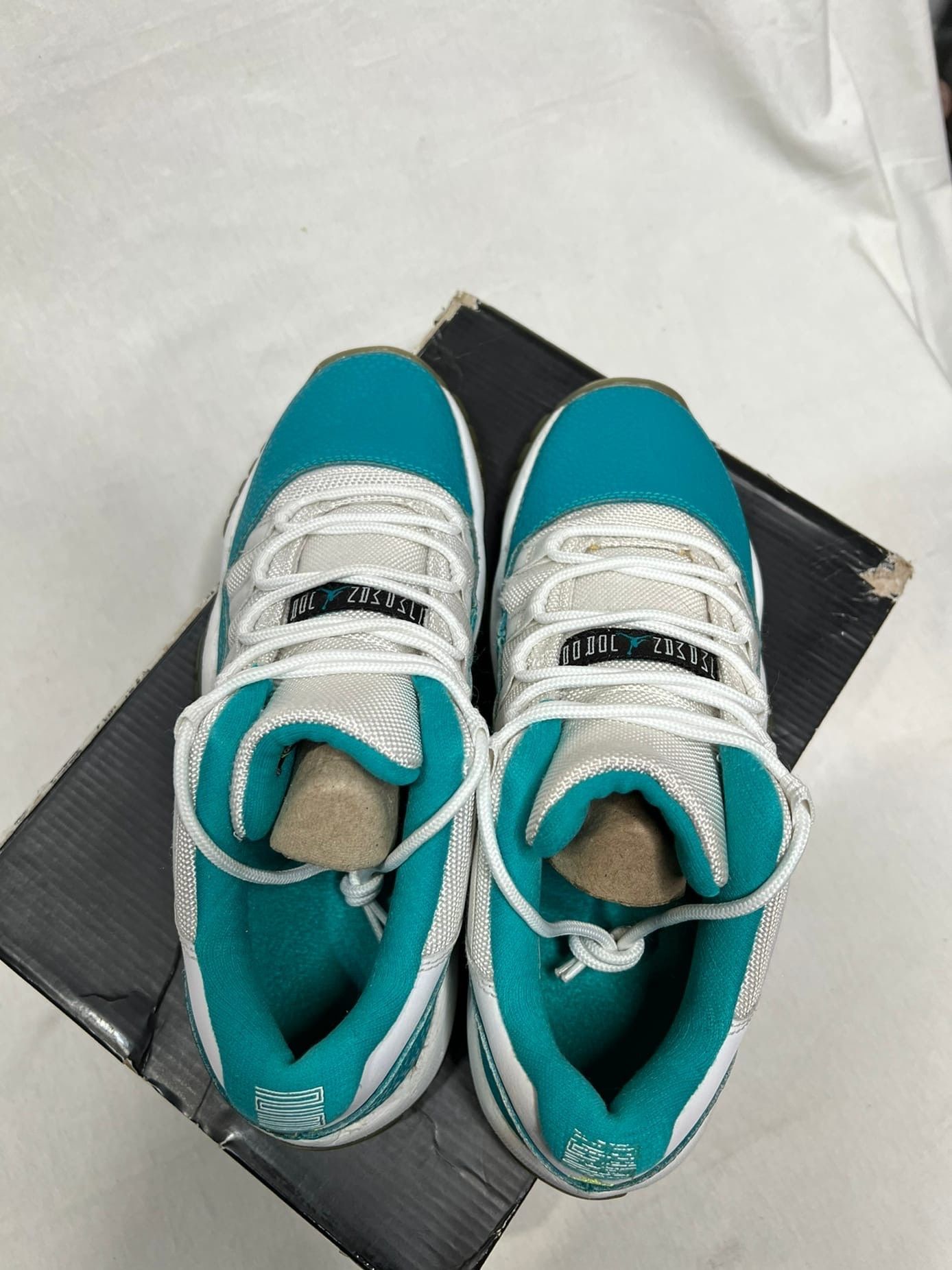 Jordan Brand Air Jordan 11 Retro Low Aqua Safari (GS) 580521-143 Size US 6 / EU 39 - 6 Thumbnail