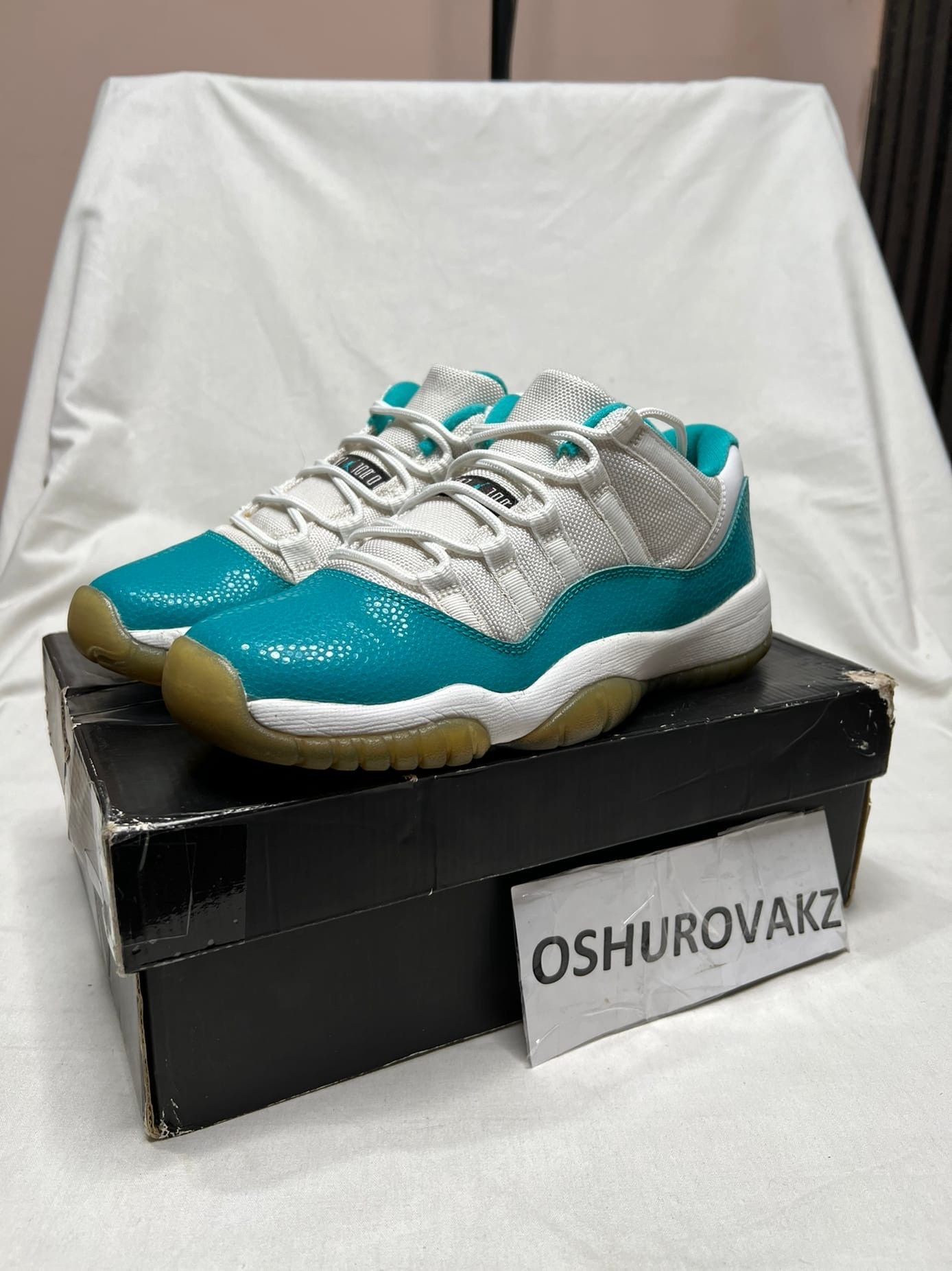 Jordan Brand Air Jordan 11 Retro Low Aqua Safari (GS) 580521-143 Size US 6 / EU 39 - 1 Thumbnail
