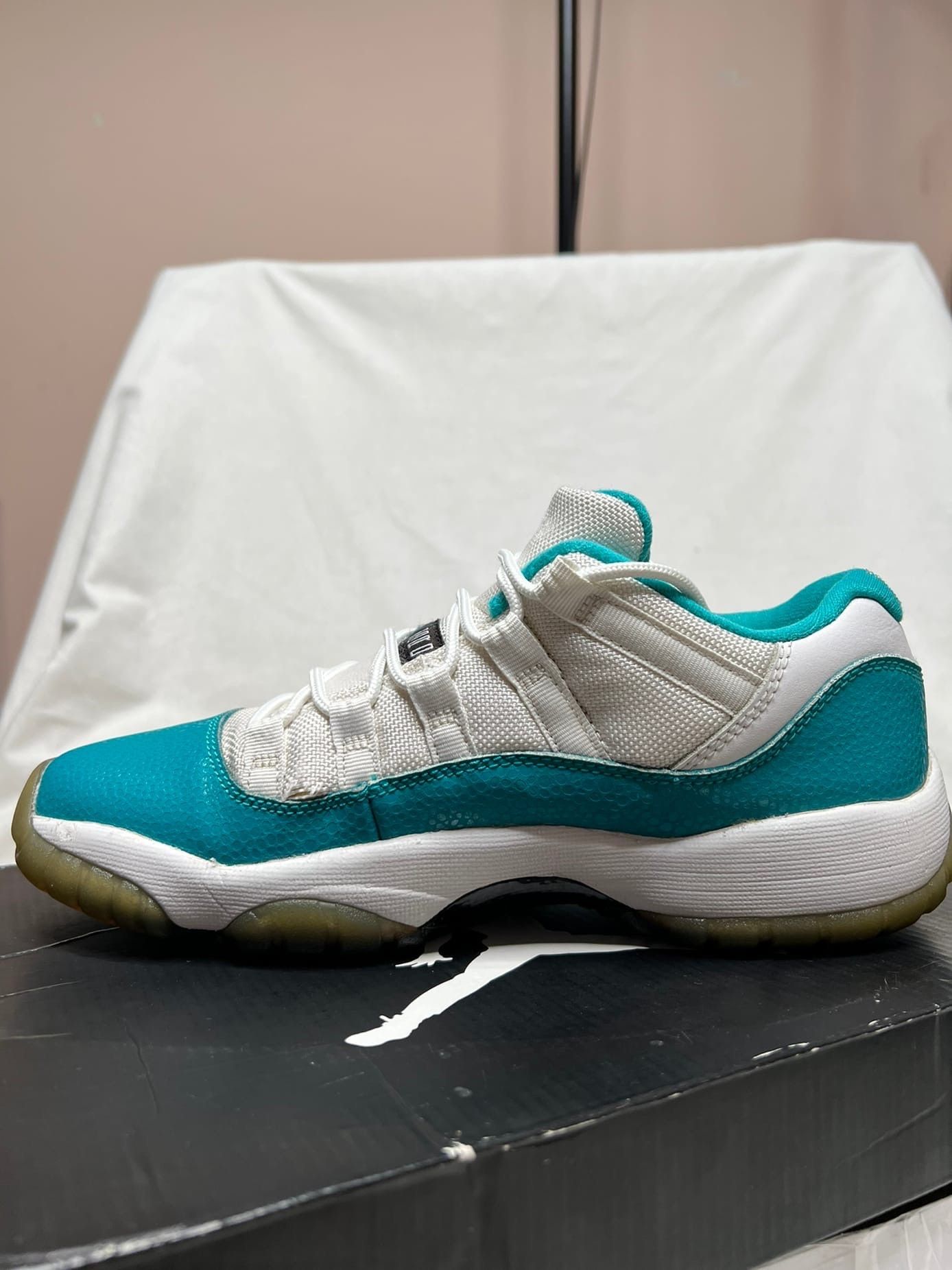 Jordan Brand Air Jordan 11 Retro Low Aqua Safari (GS) 580521-143 Size US 6 / EU 39 - 5 Thumbnail