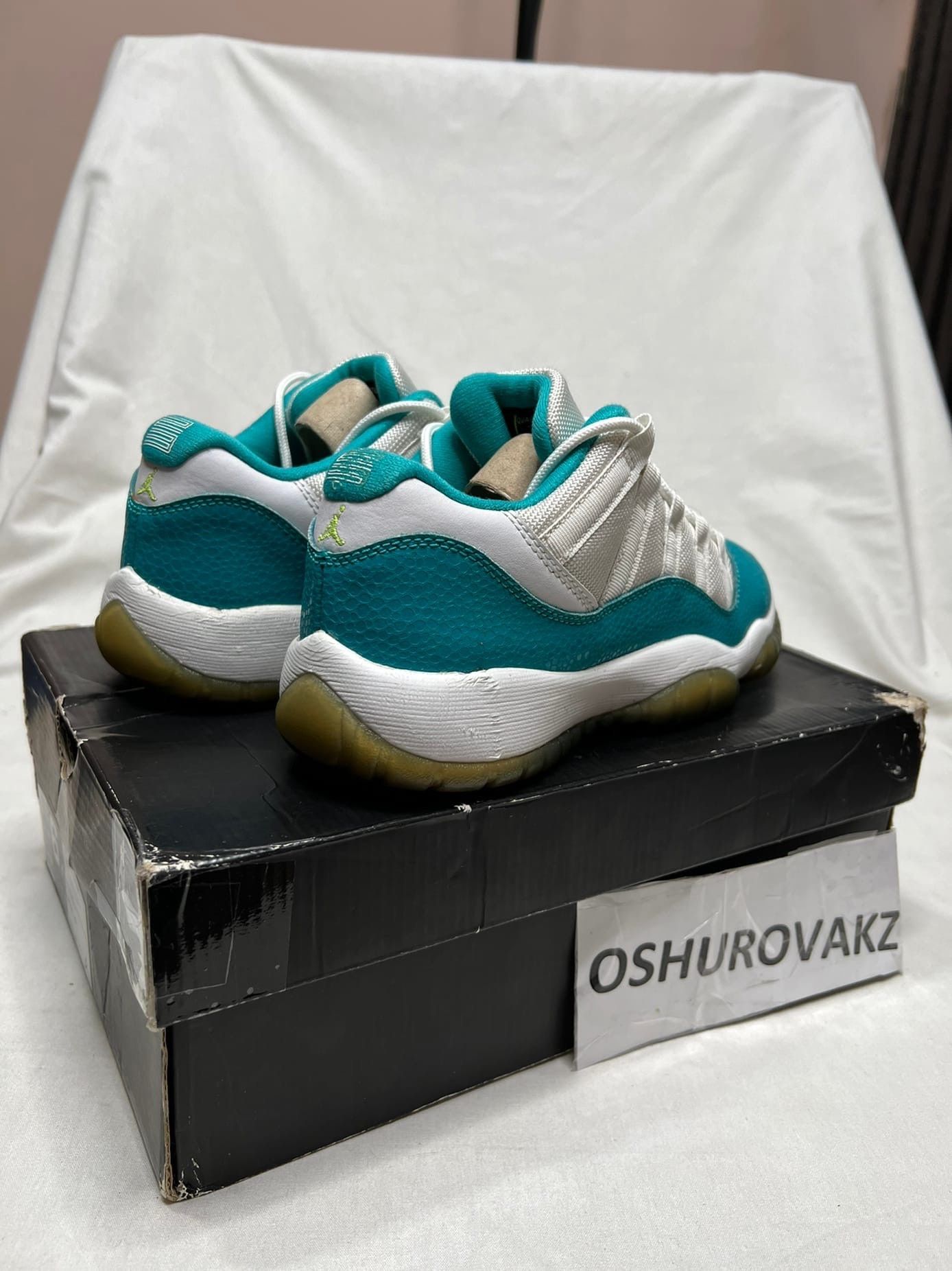 Jordan Brand Air Jordan 11 Retro Low Aqua Safari (GS) 580521-143 Size US 6 / EU 39 - 2 Thumbnail
