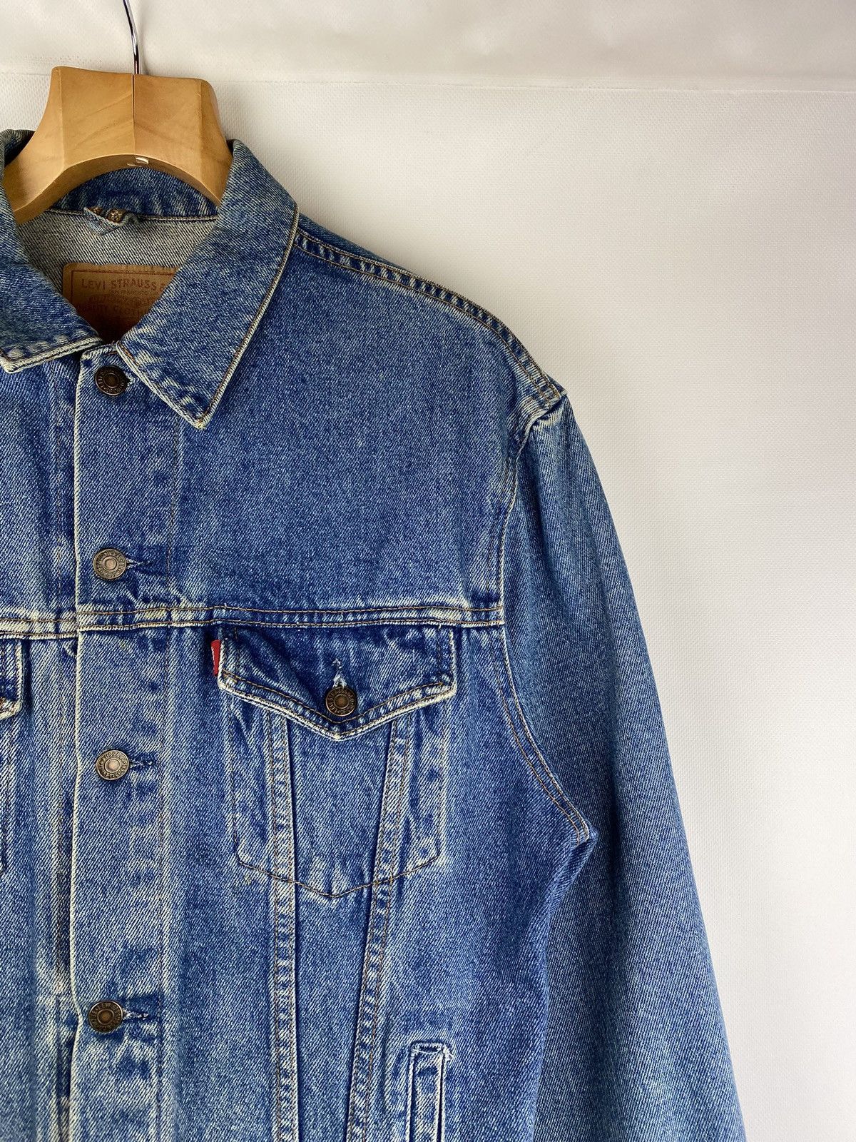 Levi's × Vintage VTG Levi’s men’s denim trucker jacket size M GR. Britain Size US M / EU 48-50 / 2 - 5 Thumbnail