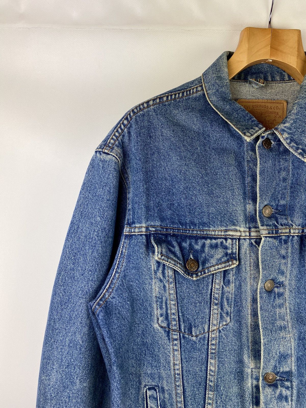 Levi's × Vintage VTG Levi’s men’s denim trucker jacket size M GR. Britain Size US M / EU 48-50 / 2 - 4 Thumbnail