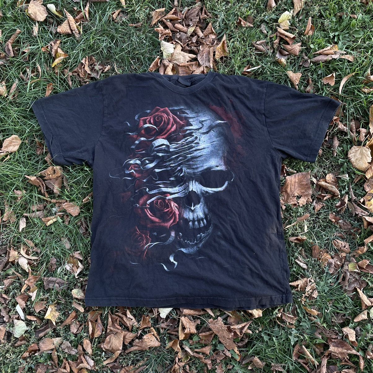 Vintage Vintage 90s Graphic Tee Skull Rose Horror Grunge Streetwear Size US L / EU 52-54 / 3 - 1 Thumbnail
