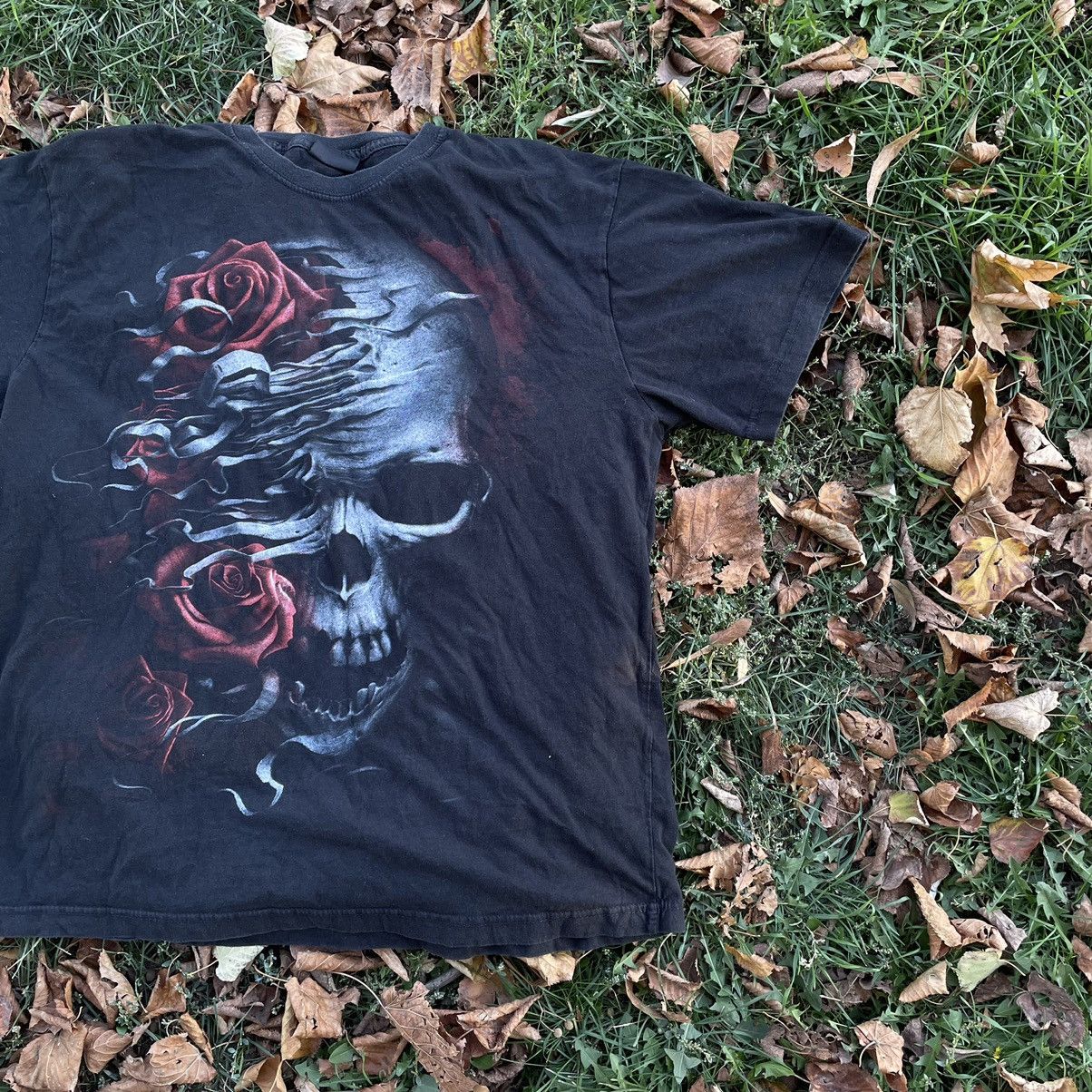 Vintage Vintage 90s Graphic Tee Skull Rose Horror Grunge Streetwear Size US L / EU 52-54 / 3 - 2 Thumbnail
