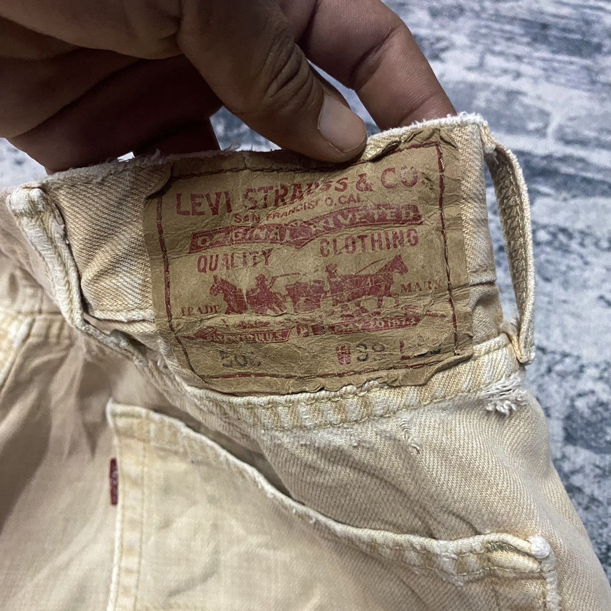 Levi's Vintage Clothing Vintage Levis 505 Faded Distressed Jeans Size US 39 - 16 Thumbnail