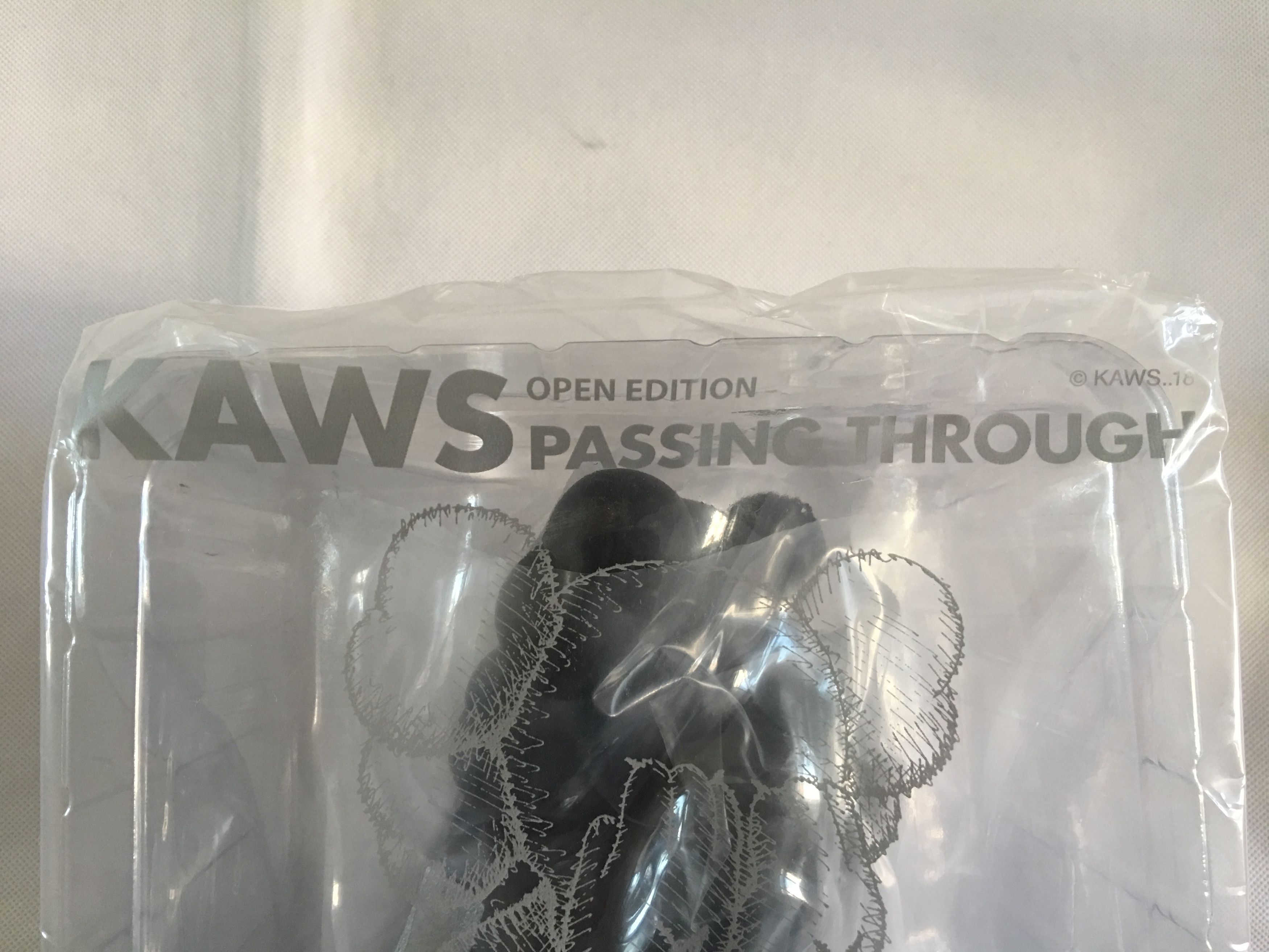 Kaws DS! KAWS Passing Through Vinyl Figure 2018 Release Black Size ONE SIZE - 5 Thumbnail