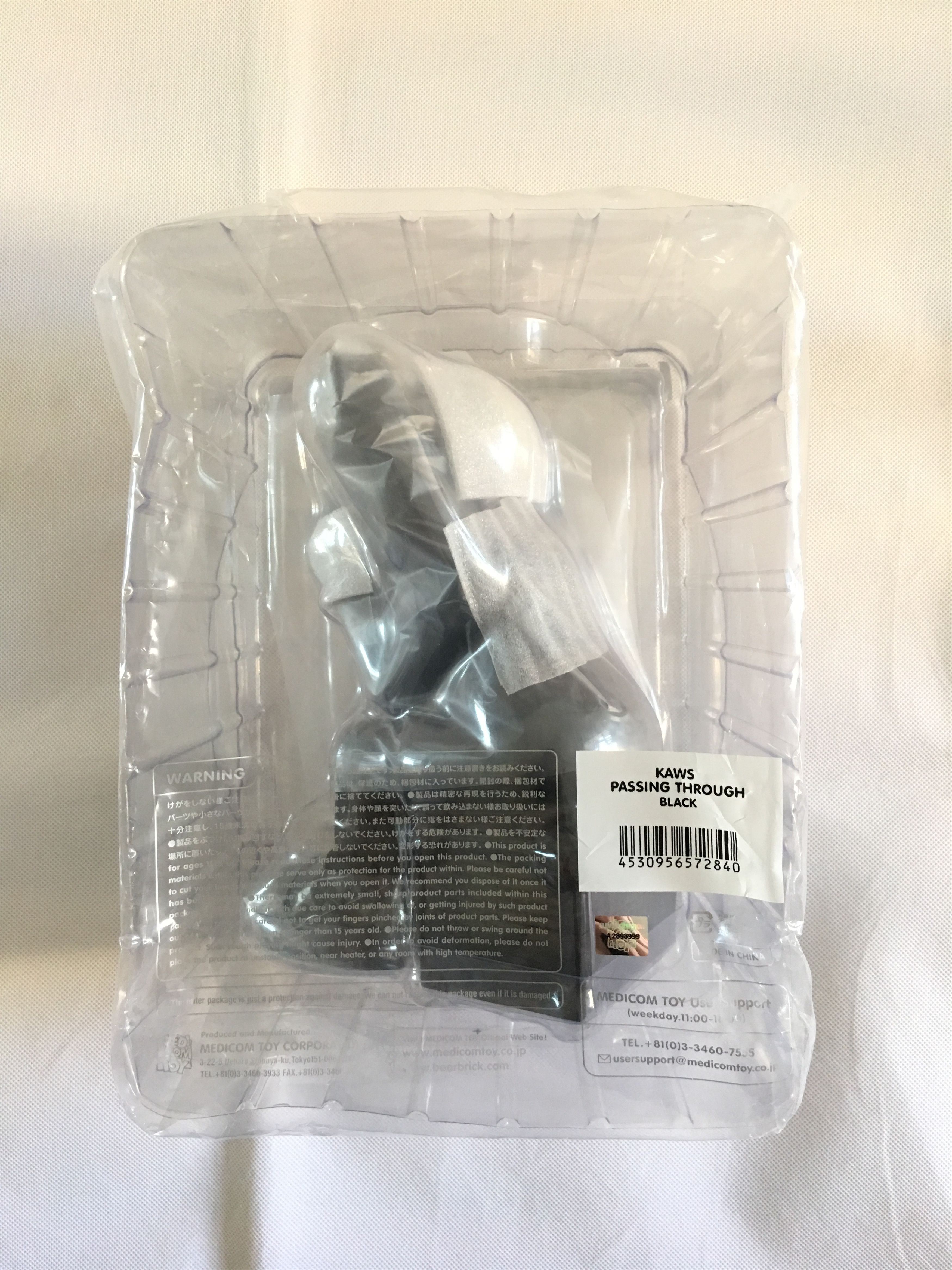 Kaws DS! KAWS Passing Through Vinyl Figure 2018 Release Black Size ONE SIZE - 8 Thumbnail