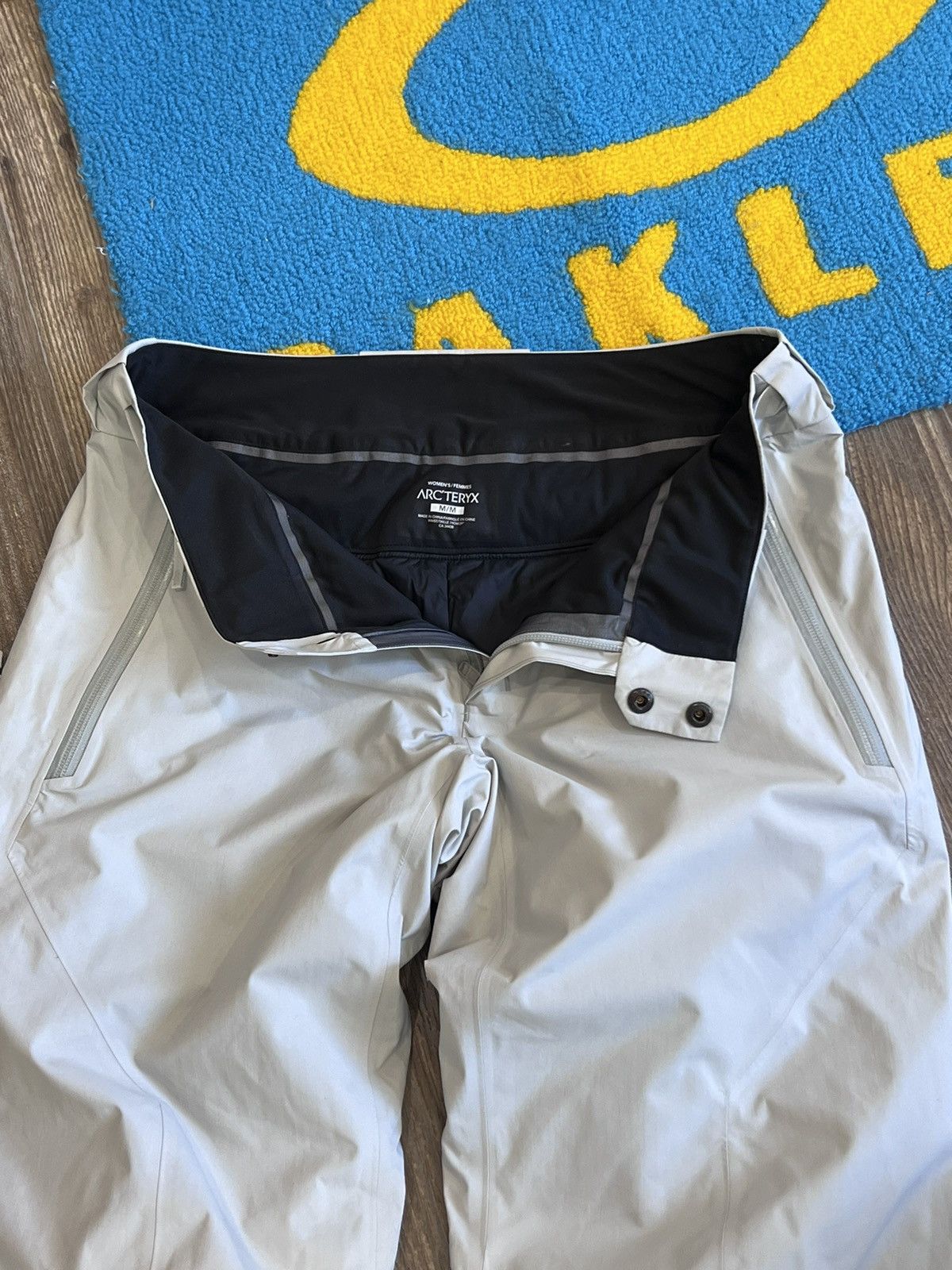 Arc'teryx Arcteryx Gore Tex Pro Shell white ski cargo pant Size 27" / US 4 / IT 40 - 8 Thumbnail
