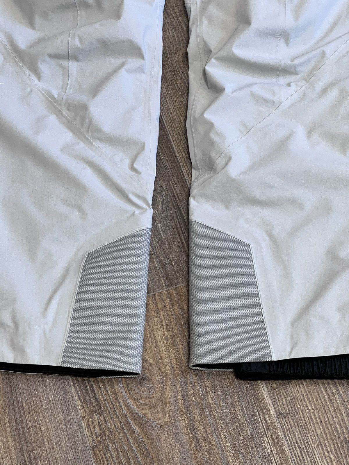 Arc'teryx Arcteryx Gore Tex Pro Shell white ski cargo pant Size 27" / US 4 / IT 40 - 4 Thumbnail