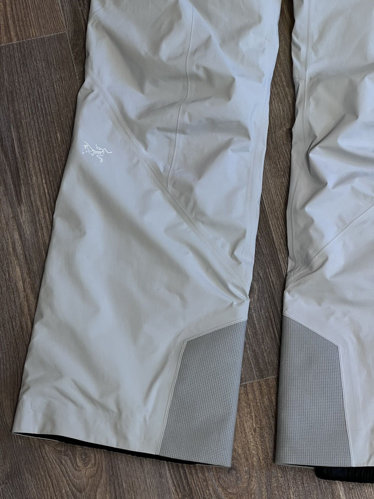 Arc'teryx Arcteryx Gore Tex Pro Shell white ski cargo pant Size 27" / US 4 / IT 40 - 2 Thumbnail
