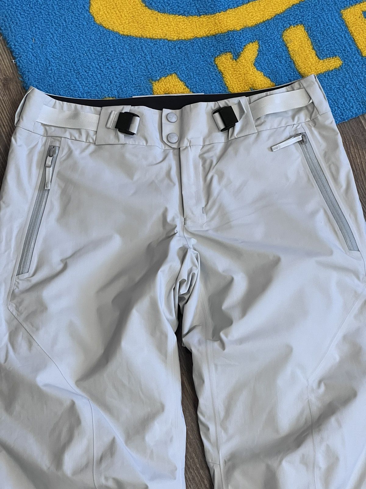 Arc'teryx Arcteryx Gore Tex Pro Shell white ski cargo pant Size 27" / US 4 / IT 40 - 3 Thumbnail
