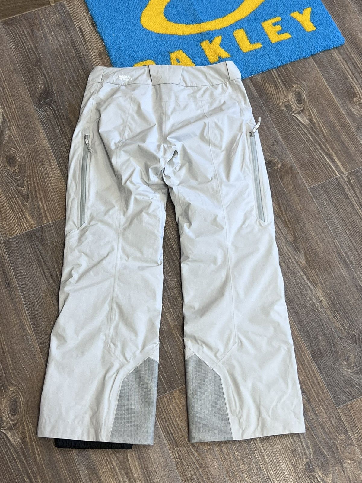 Arc'teryx Arcteryx Gore Tex Pro Shell white ski cargo pant Size 27" / US 4 / IT 40 - 10 Thumbnail