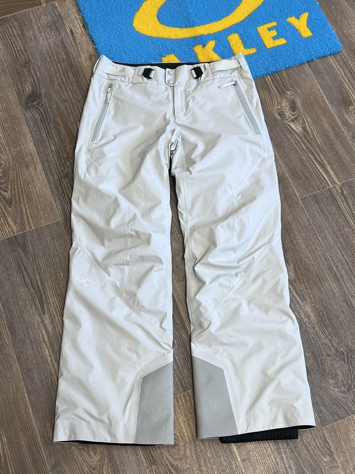 Arc'teryx Arcteryx Gore Tex Pro Shell white ski cargo pant Size 27" / US 4 / IT 40 - 1 Thumbnail