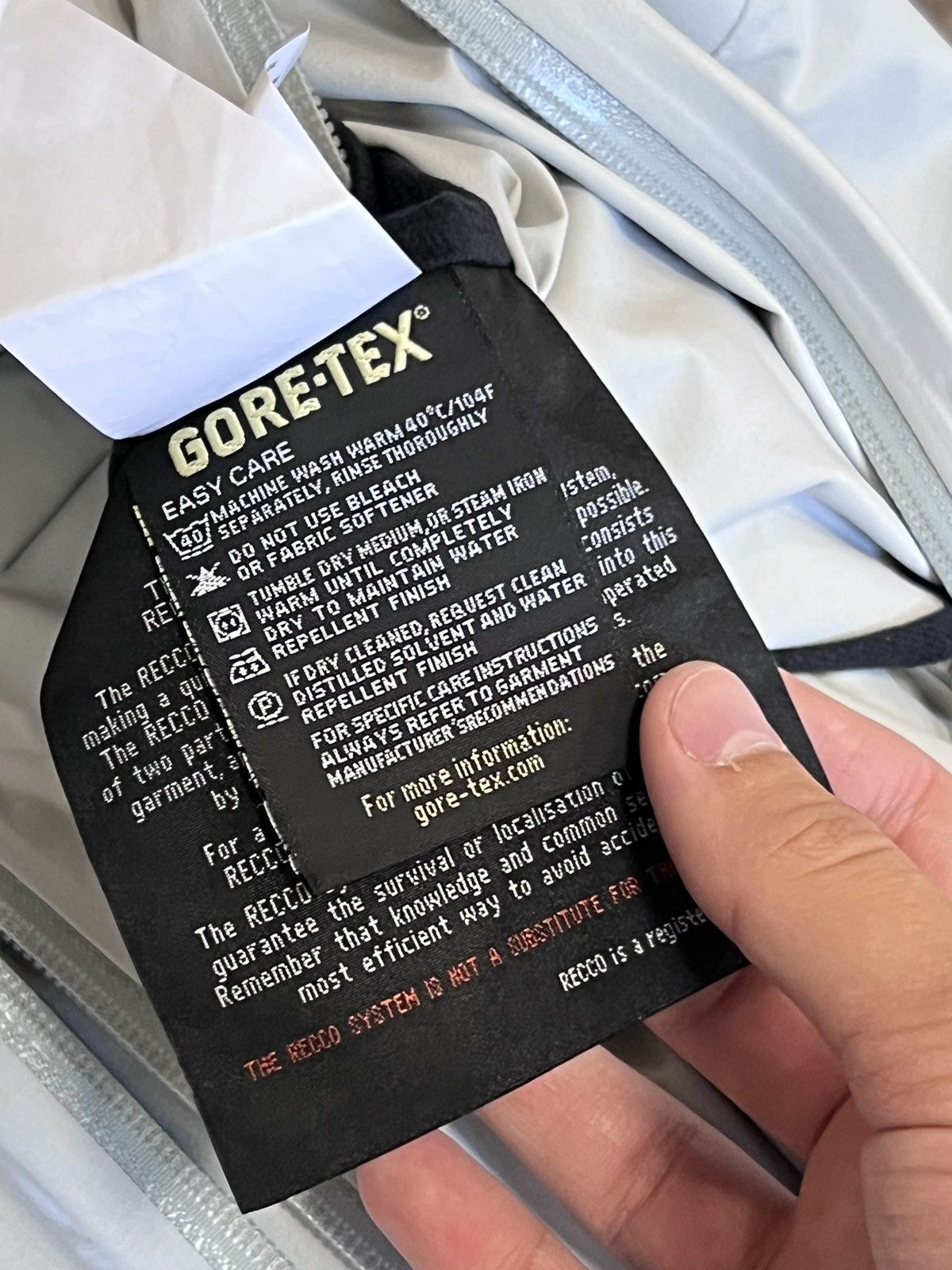 Arc'teryx Arcteryx Gore Tex Pro Shell white ski cargo pant Size 27" / US 4 / IT 40 - 16 Thumbnail