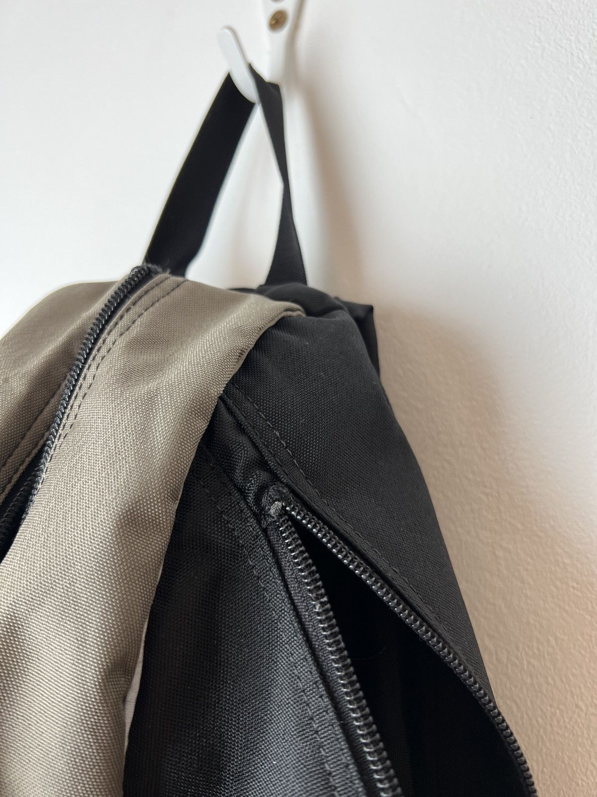 Nike Rare Vintage Nike Bag Pack Central Zipper Brown Reflective Size ONE SIZE - 13 Thumbnail
