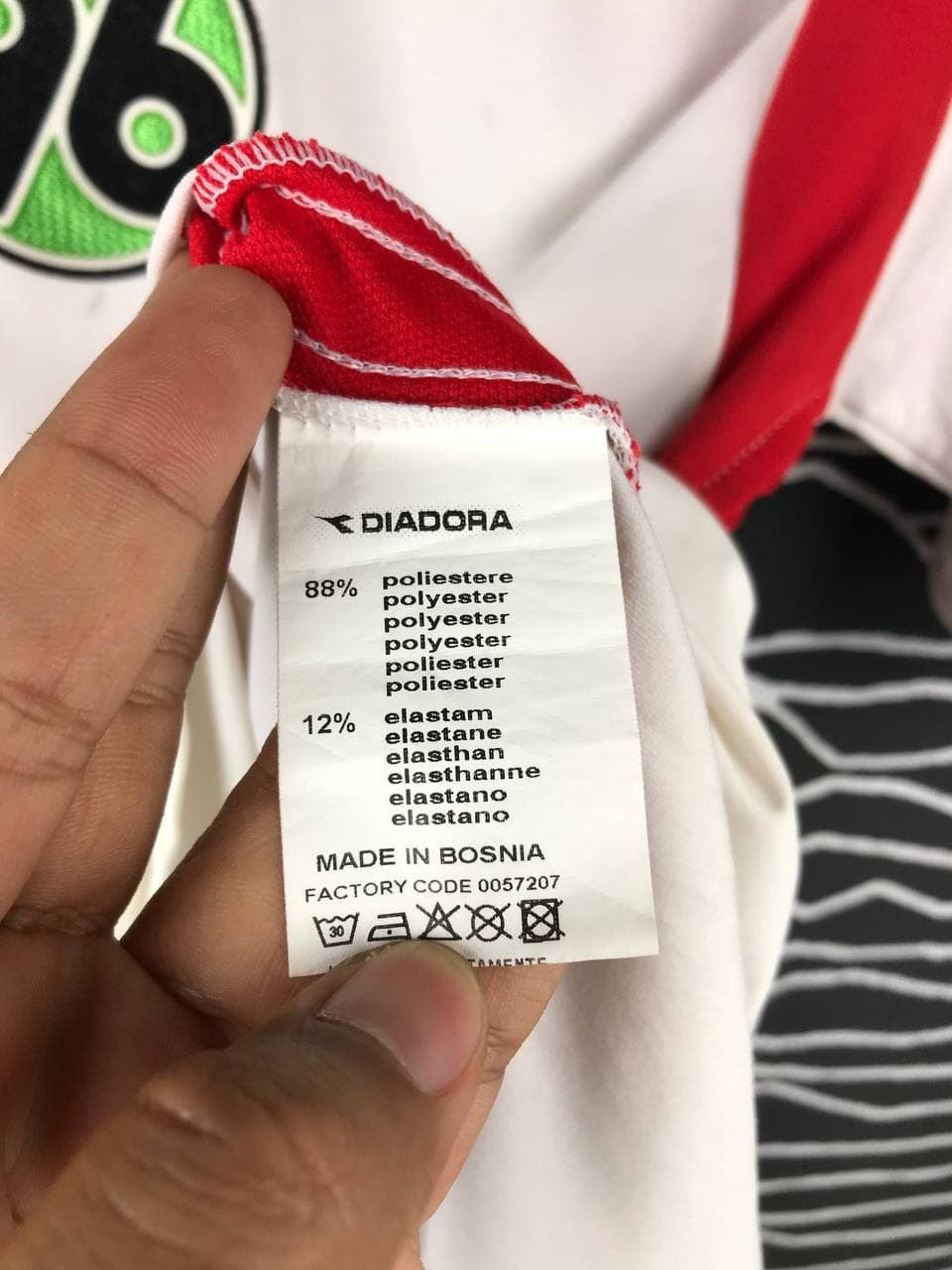 Diadora 2006/2007 Hannover 96 Bundesliga Diadora Jersey Size US M / EU 48-50 / 2 - 8 Thumbnail
