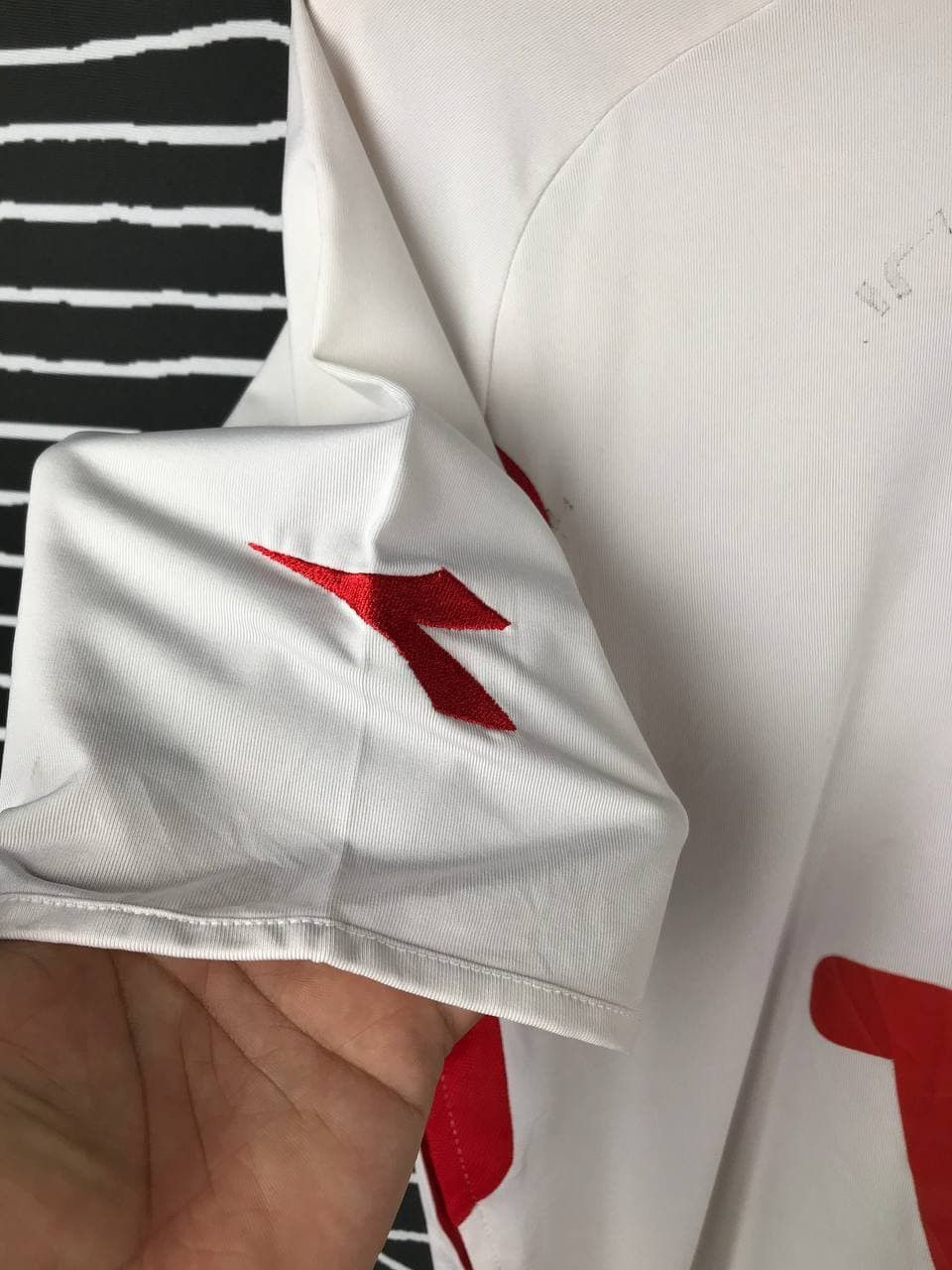 Diadora 2006/2007 Hannover 96 Bundesliga Diadora Jersey Size US M / EU 48-50 / 2 - 6 Thumbnail