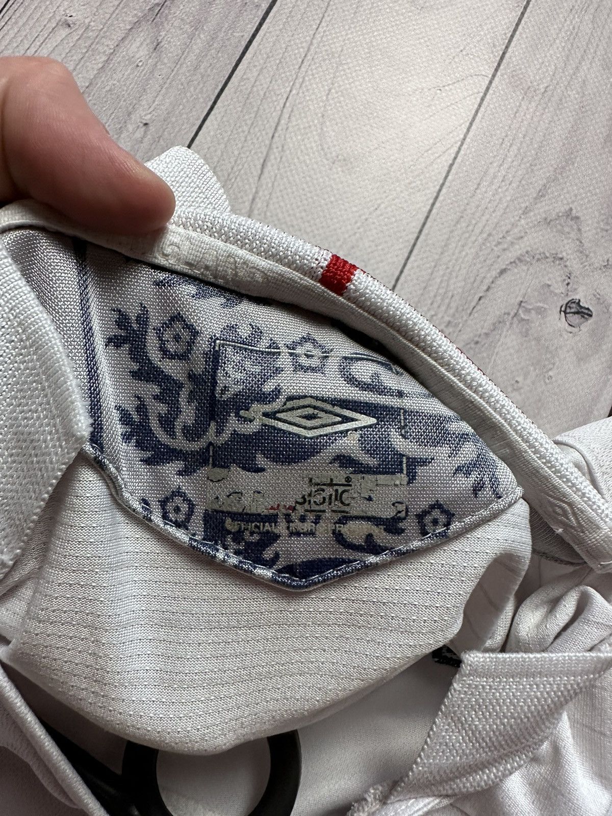 Umbro × Vintage Vintage Umbro soccer jersey England size S Size US S / EU 44-46 / 1 - 6 Thumbnail