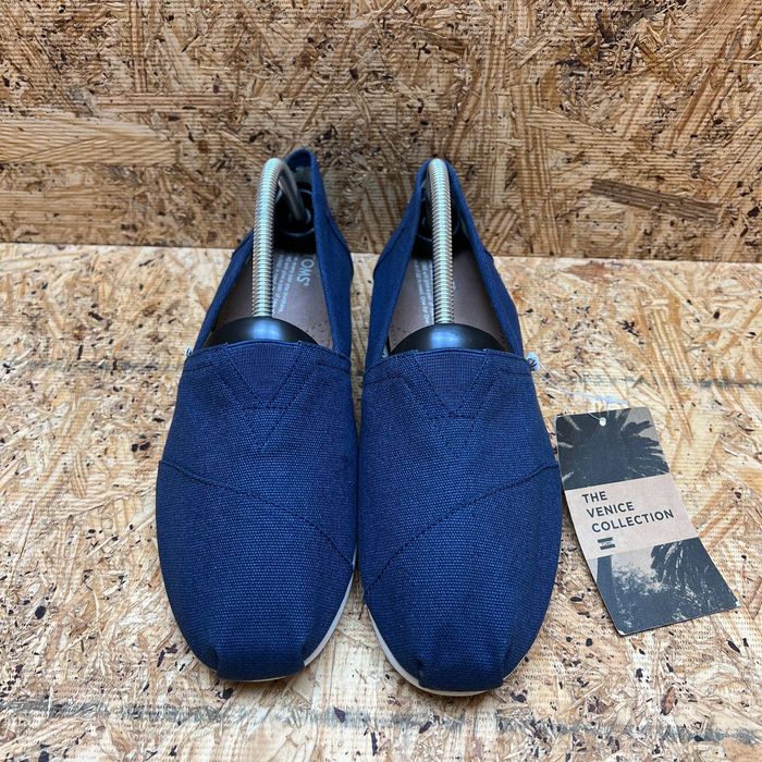 toms classic navy