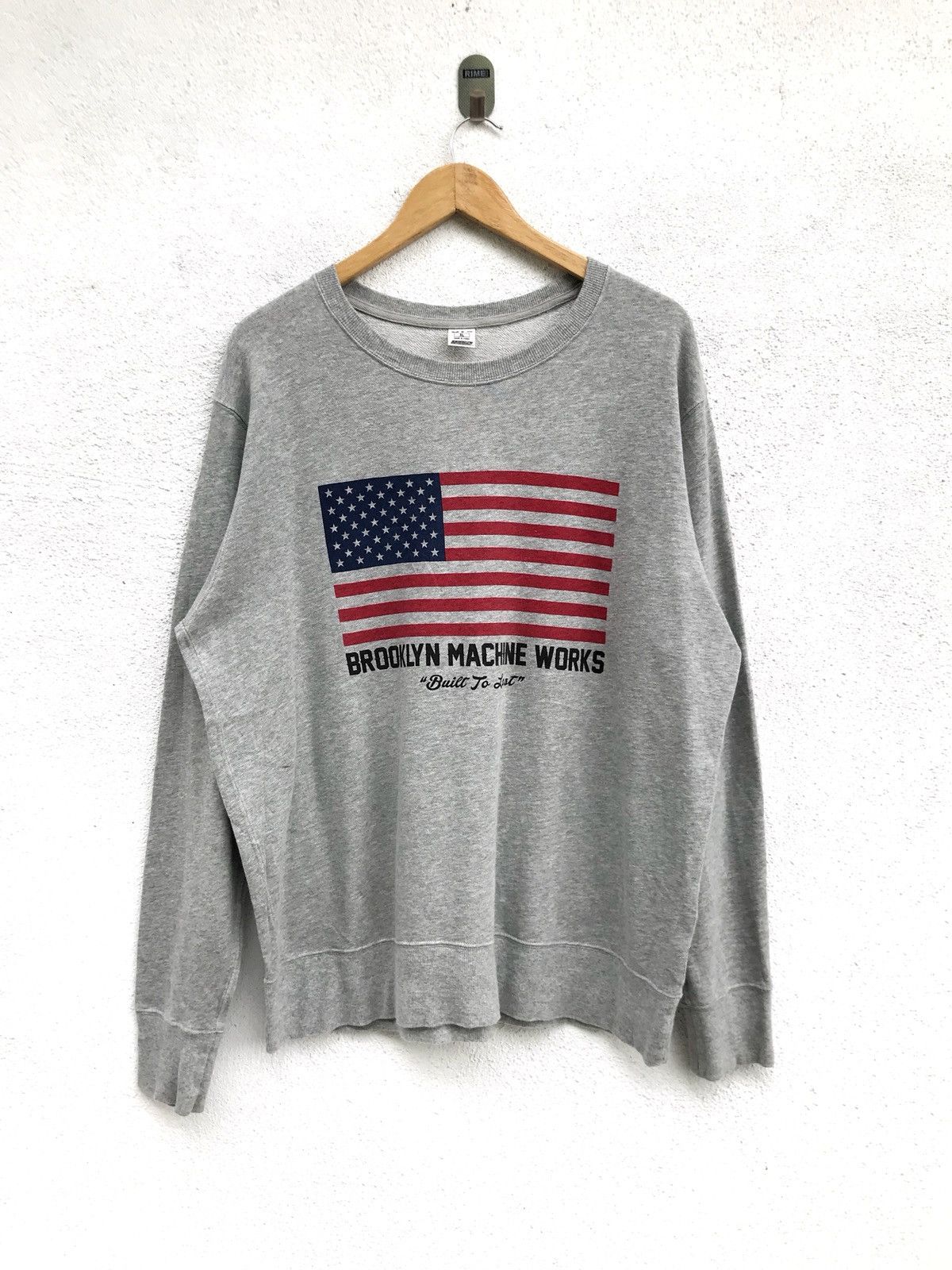 Japanese Brand × Uniqlo Uniqlo USA Flag Logo Crewneck Sweatshirt Armpit 24”x27.5” Size US XL / EU 56 / 4 - 2 Thumbnail