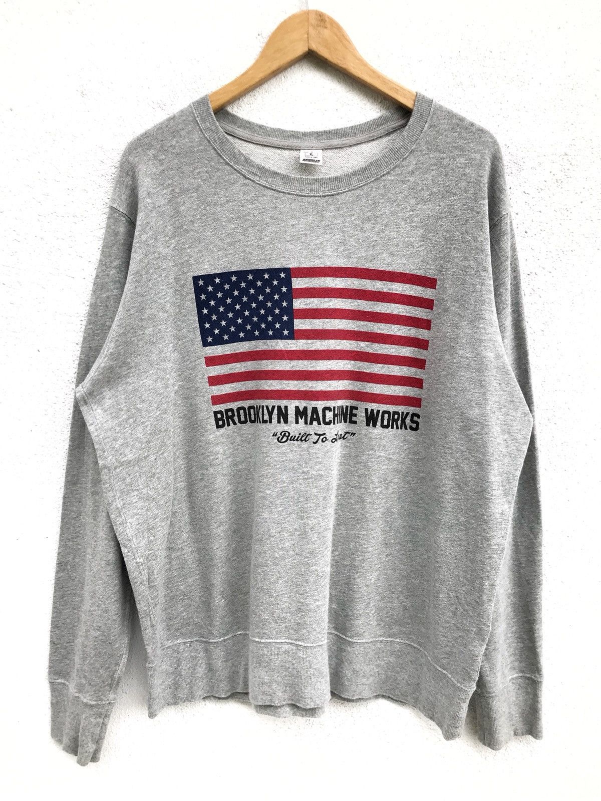 Japanese Brand × Uniqlo Uniqlo USA Flag Logo Crewneck Sweatshirt Armpit 24”x27.5” Size US XL / EU 56 / 4 - 1 Thumbnail